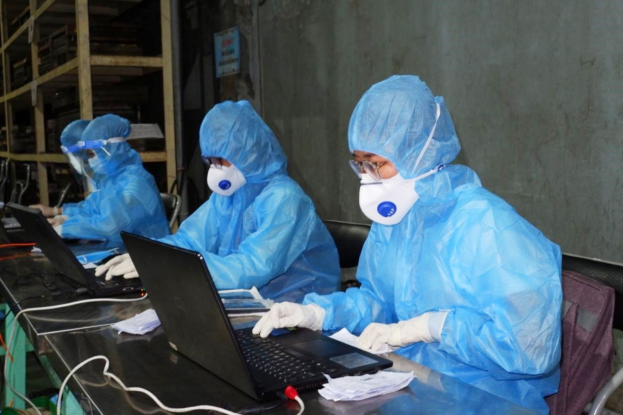 Nhung 'phong vien' dac biet noi tuyen dau chong dich hinh anh