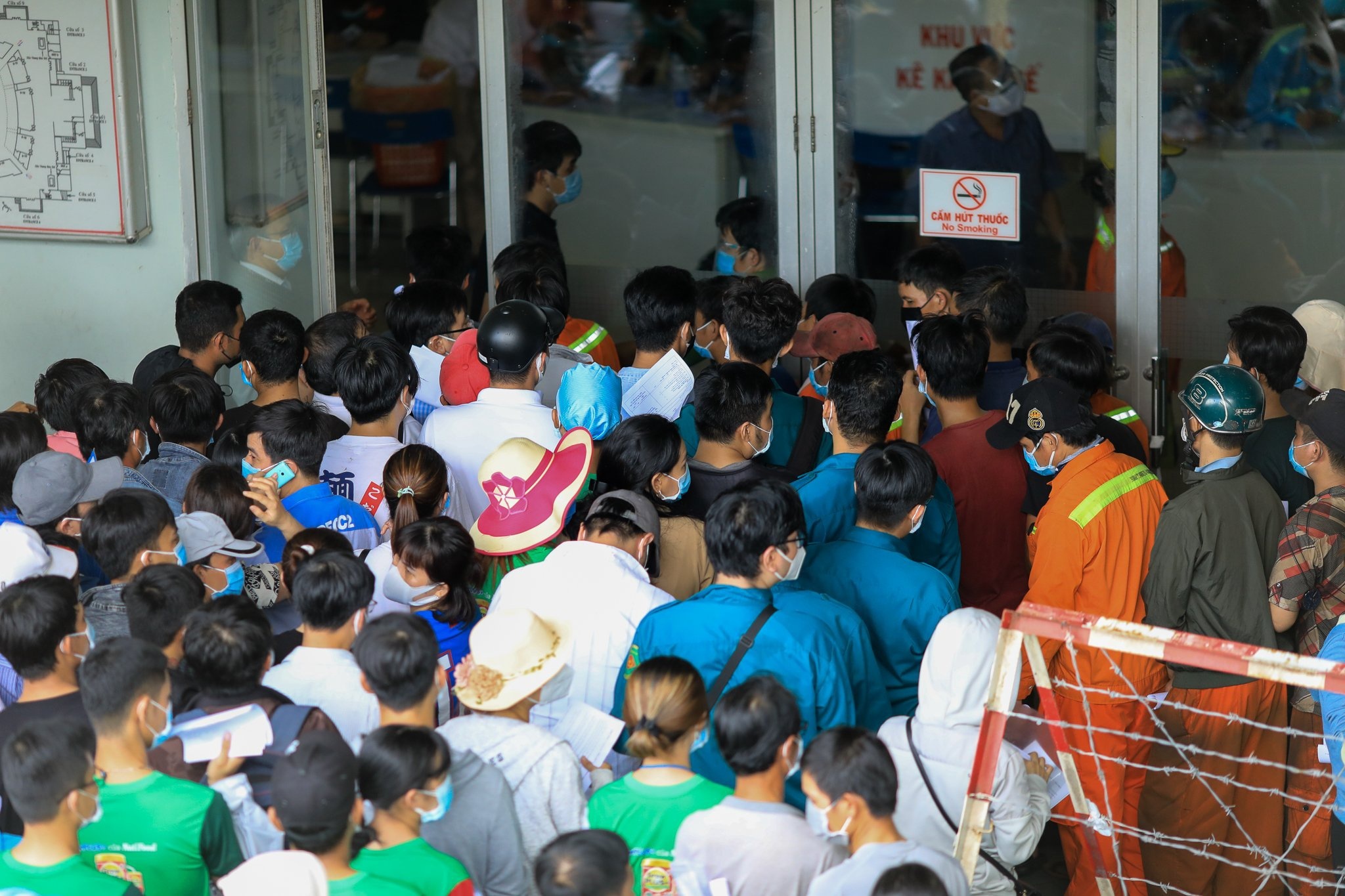 điểm tiêm chủng đông đúc ảnh 2 diem tiem chung dong duc anh 2