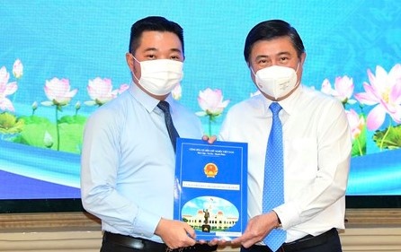 Bo nhiem dong loat chu tich, pho chu tich 16 quan o TP.HCM hinh anh