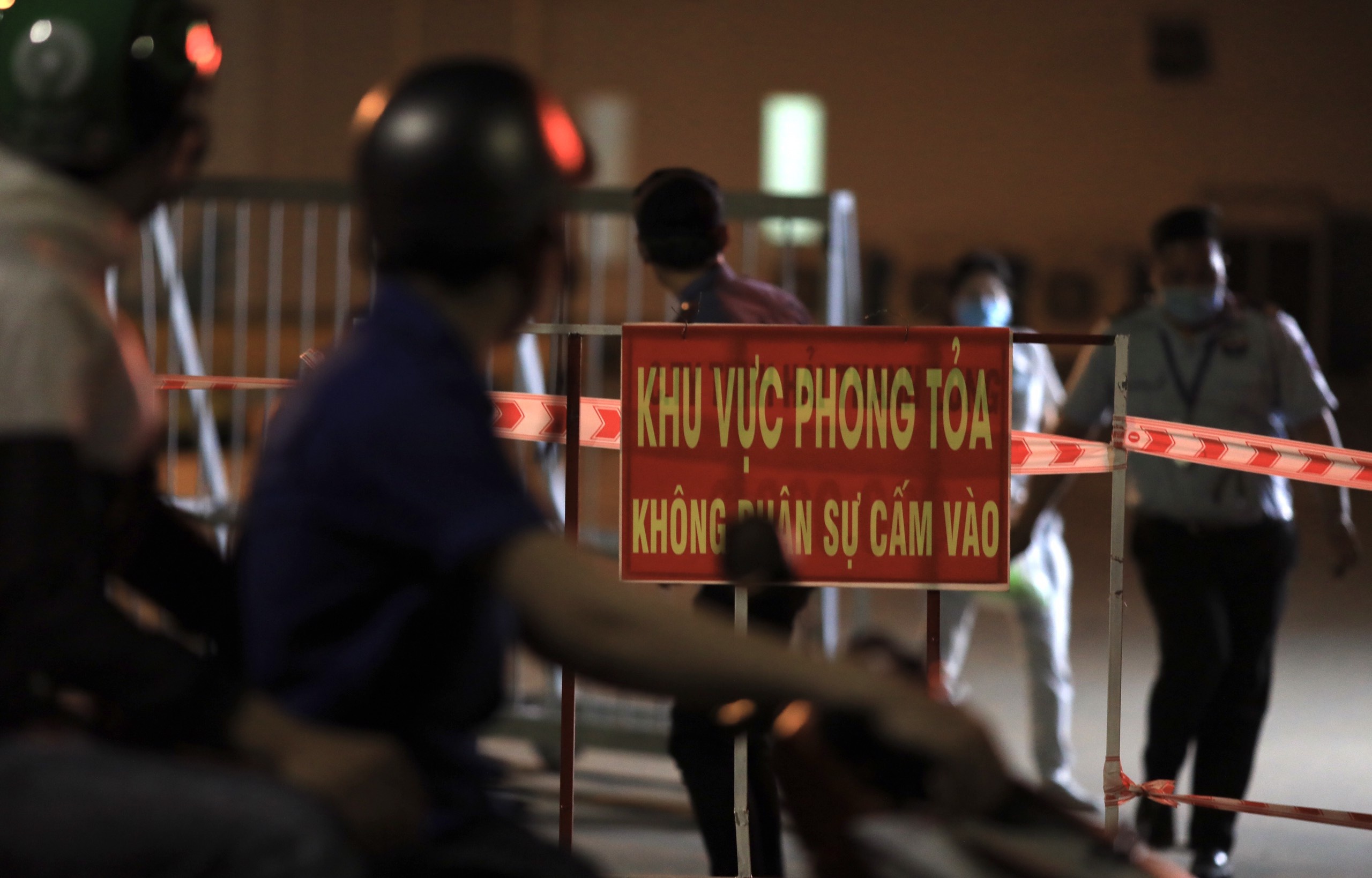 Quan 7 phong toa 3 khu vuc tu 18h ngay 8/7 hinh anh