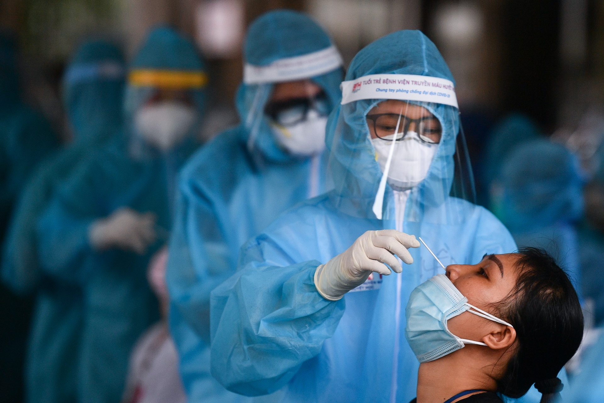 Co quan y te TP.HCM den tan nha dan lay mau xet nghiem hinh anh