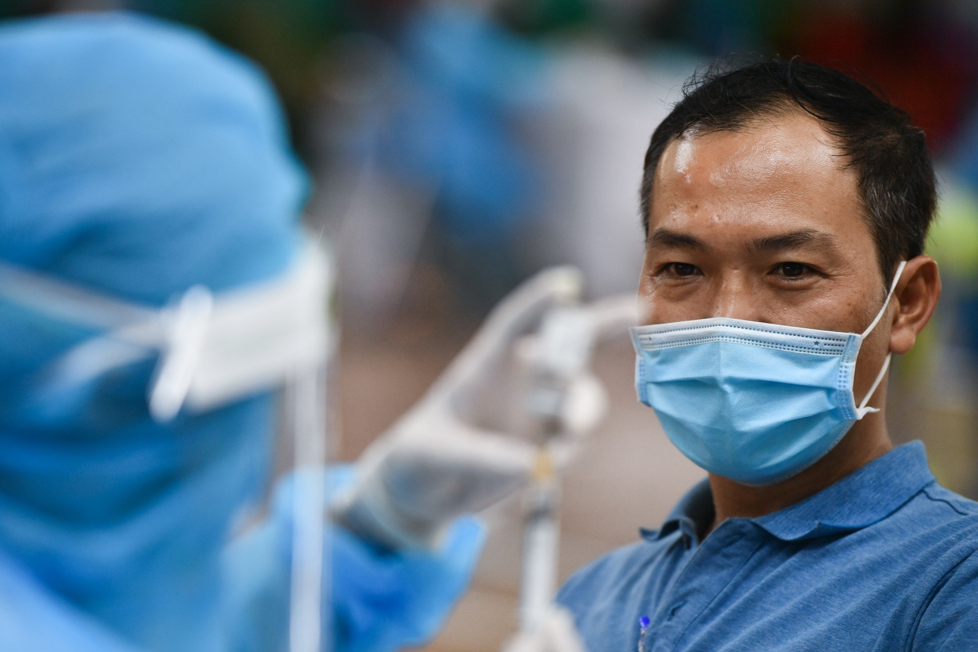 Tai sao nhieu nguoi dan TP.HCM chua co giay chung nhan tiem vaccine? hinh anh