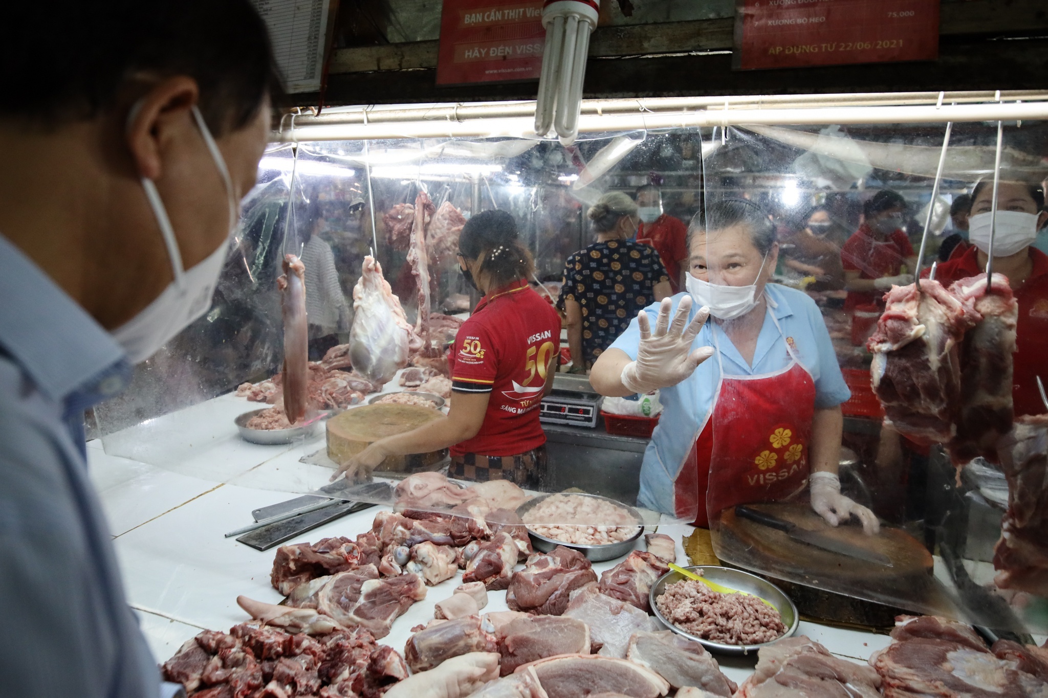 Nguoi dan khu phong toa co duoc ra khoi nha de di cho? hinh anh