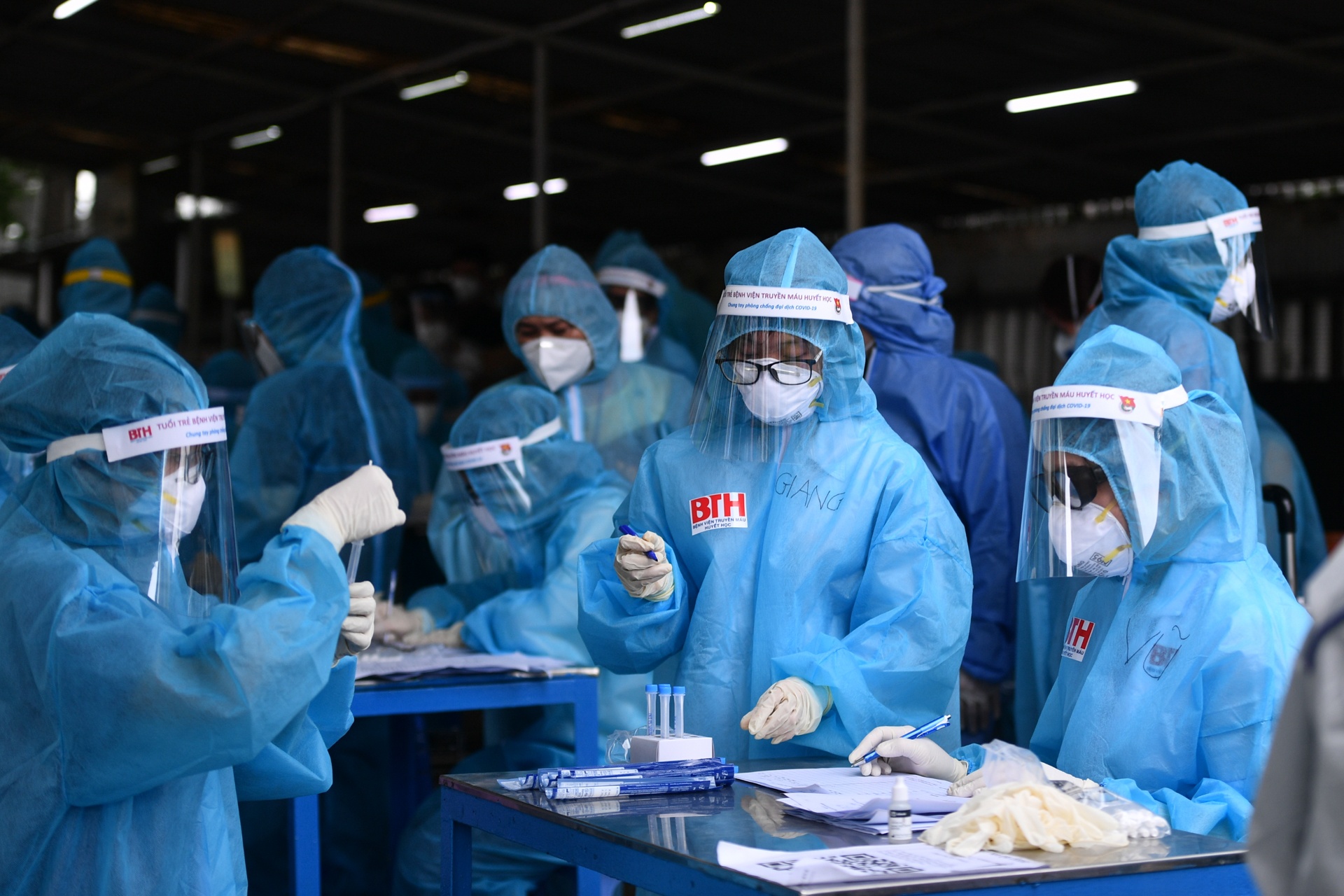 TP.HCM lap to dieu phoi nguon nhan luc chong dich hinh anh