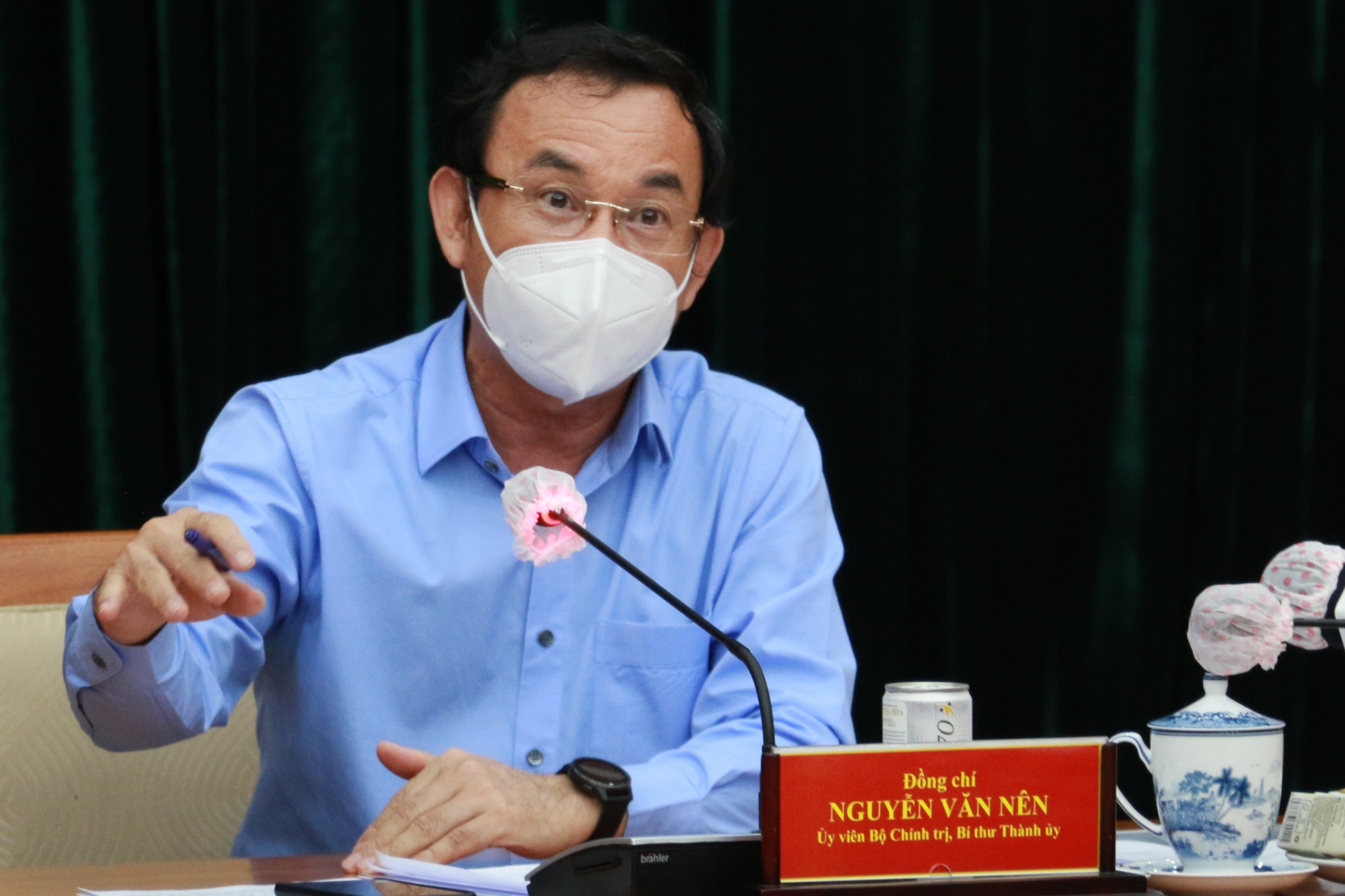 Bi thu TP.HCM: Thanh pho moi ba con ngoai tinh o lai tiem vaccine hinh anh