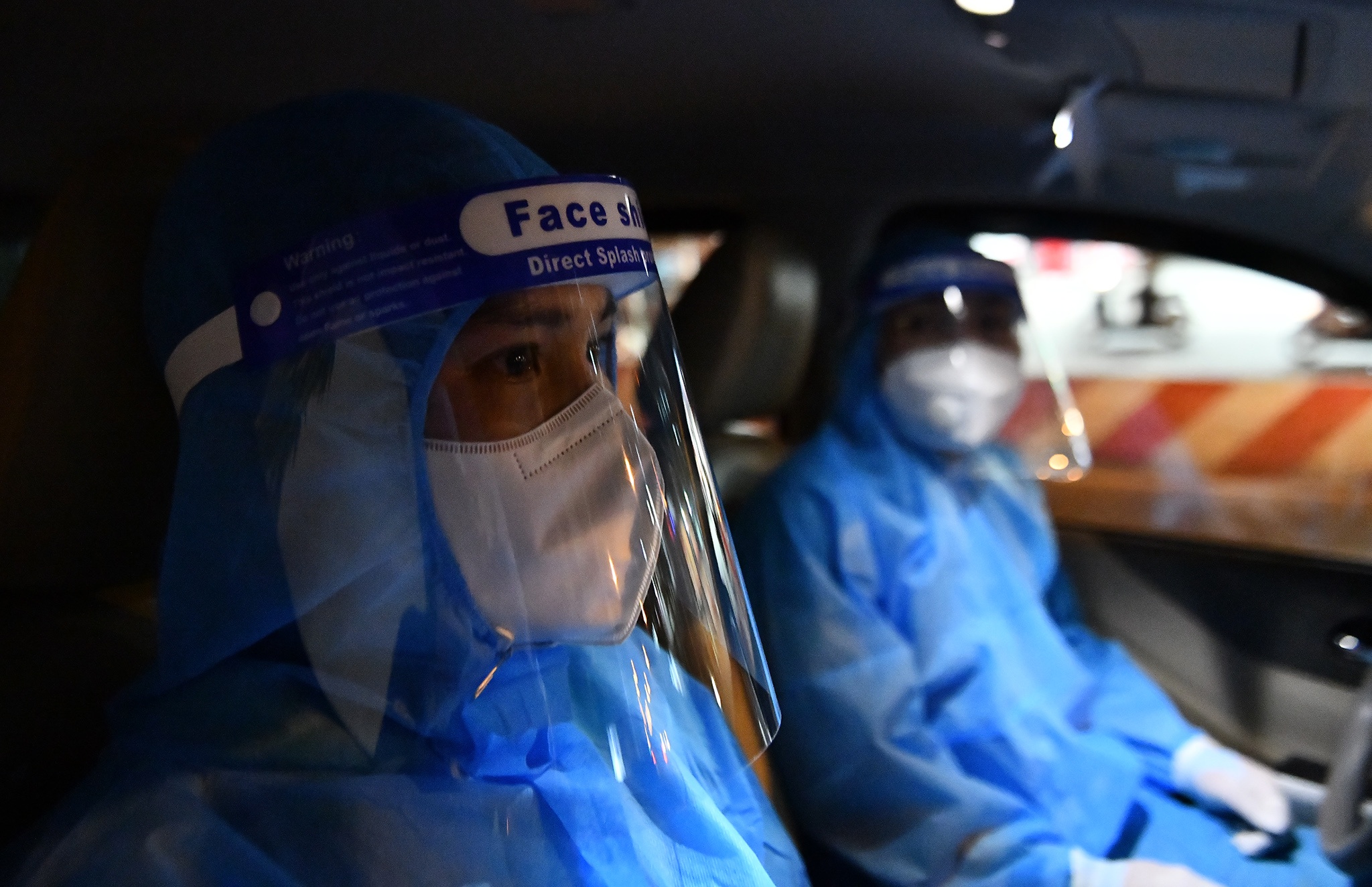 TP.HCM cap giay di duong cho nguoi van chuyen thien nguyen hinh anh