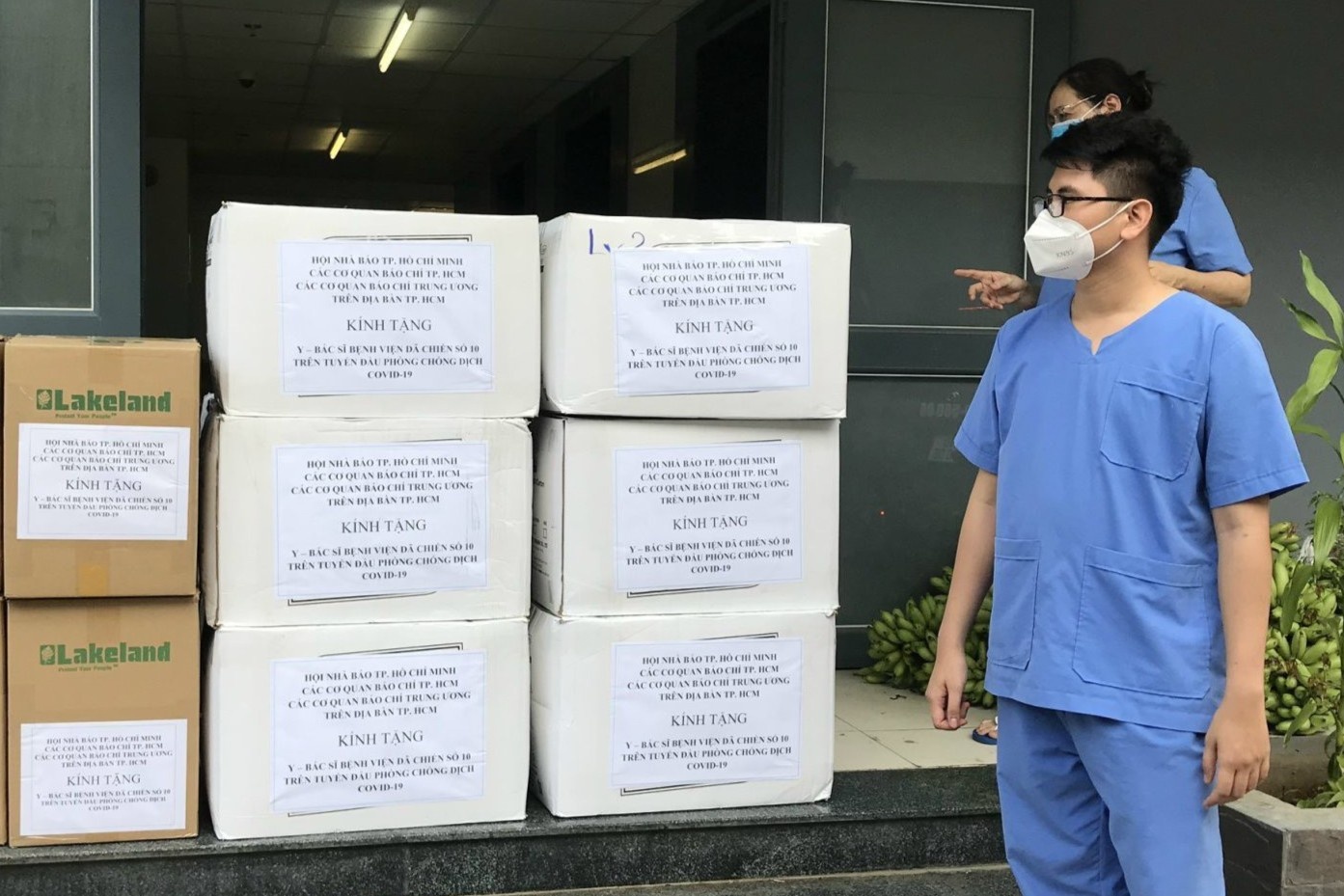 Hoi Nha bao TP.HCM quyen gop 640 trieu ung ho tuyen dau chong dich hinh anh