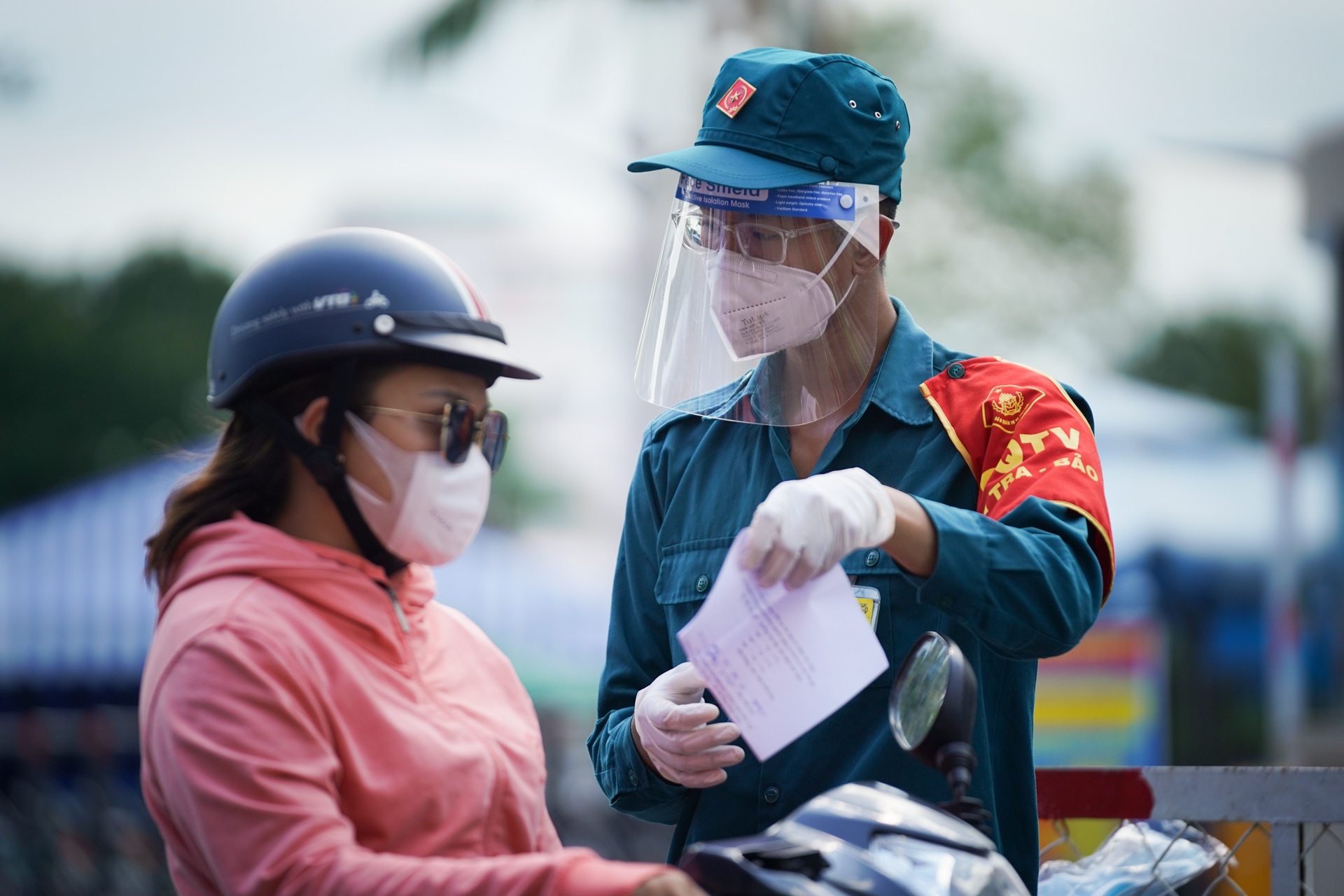 Chu tich phuong o TP.HCM bi dinh chi, dieu chuyen vi lo la chong dich hinh anh