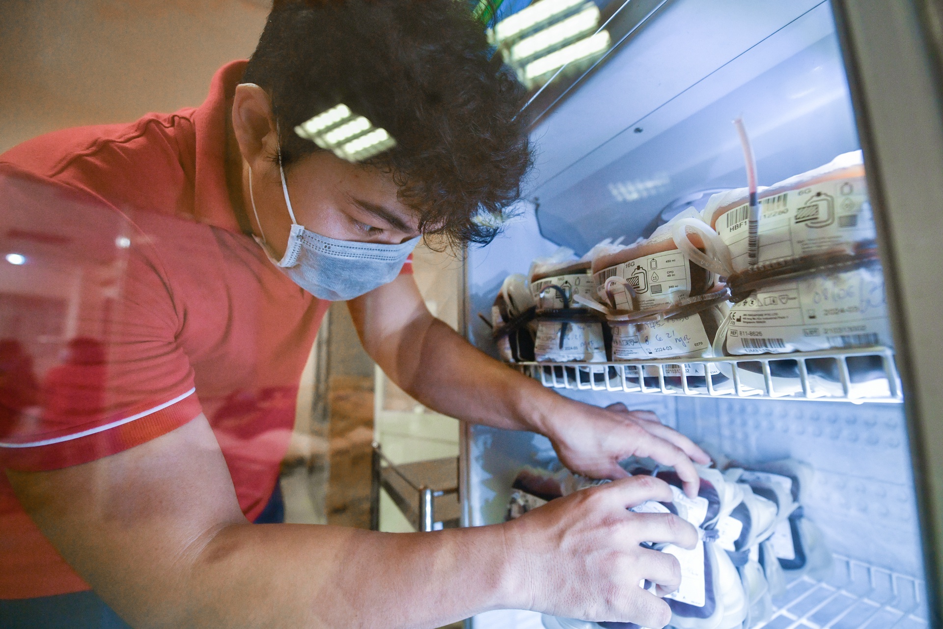 Thieu mau tram trong, TP.HCM to chuc hien mau the nao trong gian cach? hinh anh