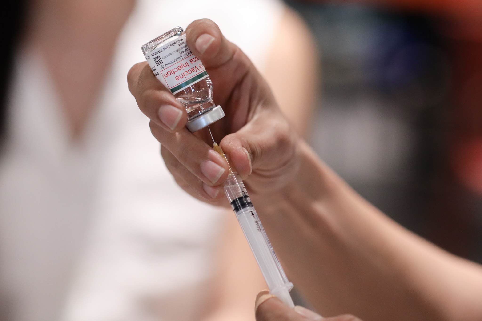 Quan 6 dinh chi mot can bo tu y ra gia tiem vaccine hinh anh