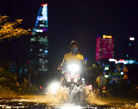 TP.HCM mua lon trong dem hinh anh