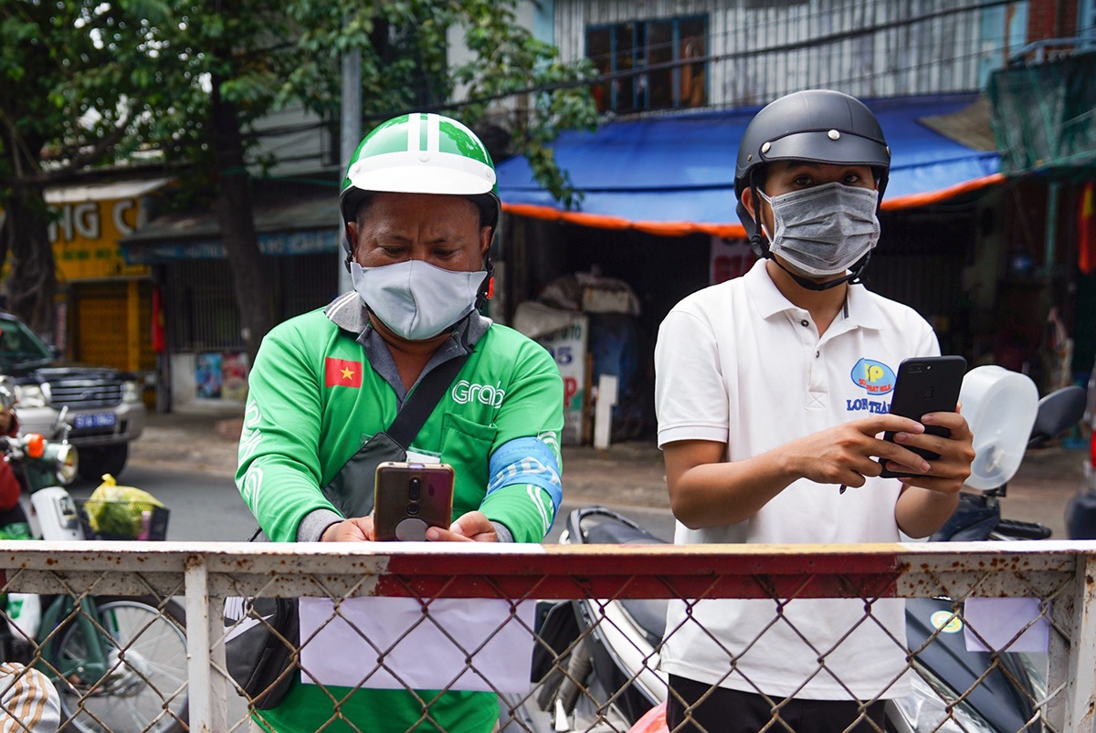 Nguoi dan TP.HCM di cho the nao, shipper hoat dong ra sao 2 tuan toi? hinh anh