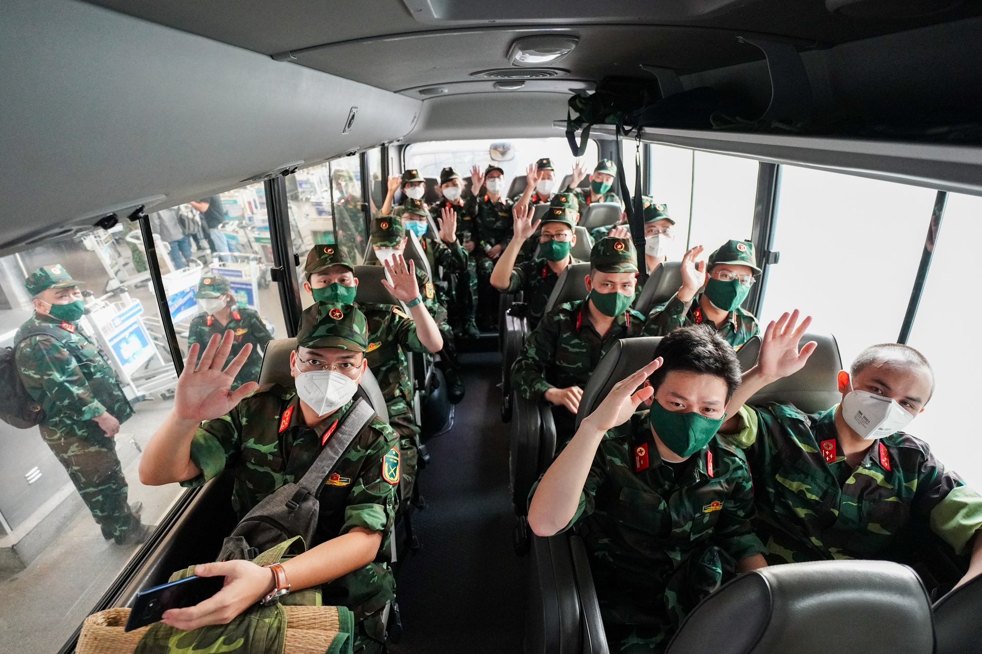 Gan 2.900 chien si den xa, phuong o TP.HCM ho tro nguoi dan hinh anh