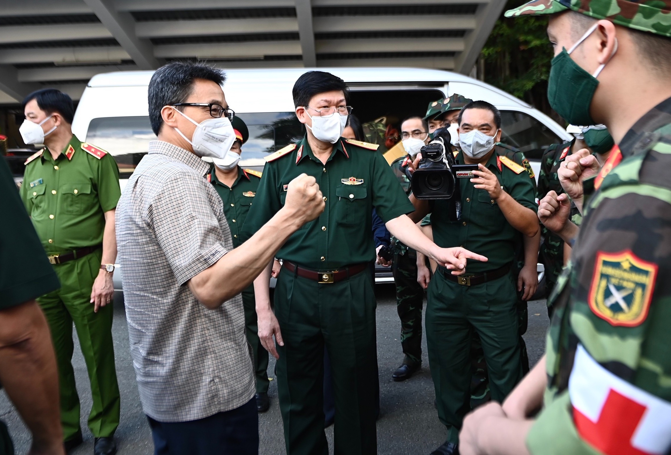 Pho thu tuong kiem tra cong tac chong dich truoc gio siet gian cach hinh anh