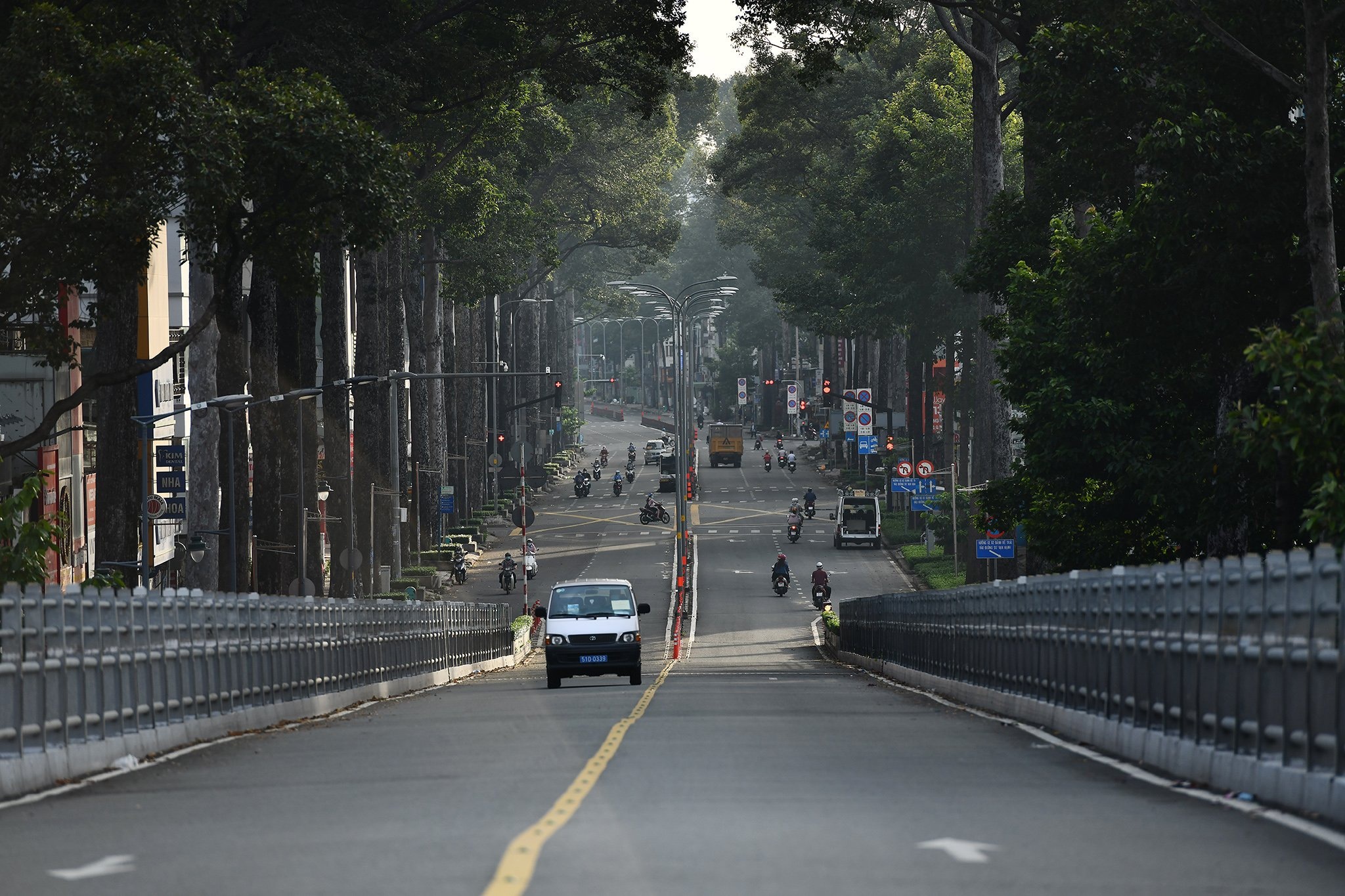 Ngay dau siet gian cach, so phuong tien ra duong o TP.HCM giam 85% hinh anh