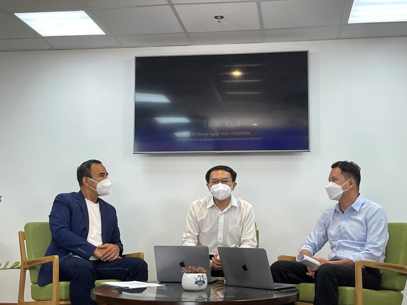 Dan hoi thanh pho tra loi anh 1