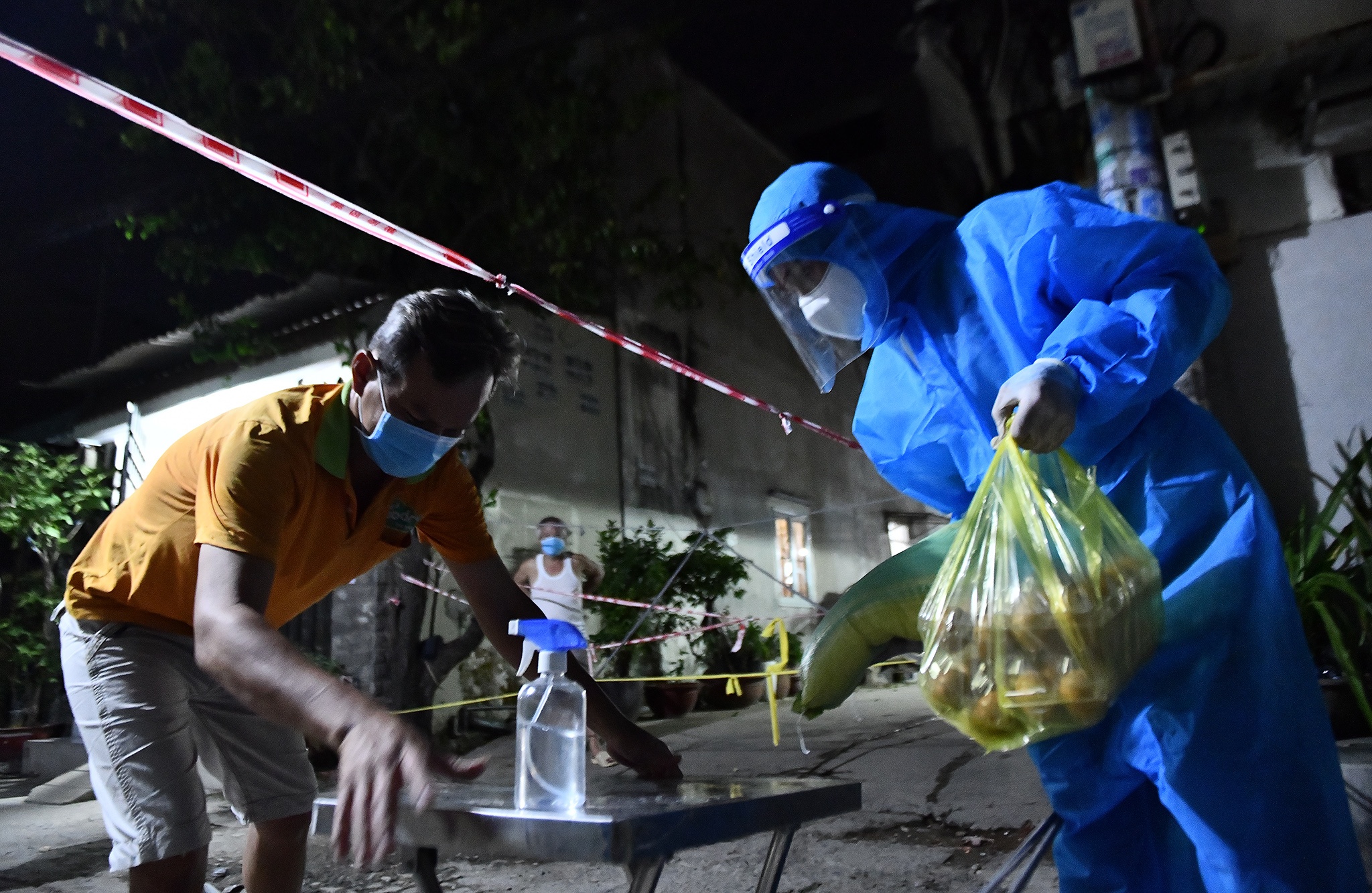 Dan hoi thanh pho tra loi anh 2