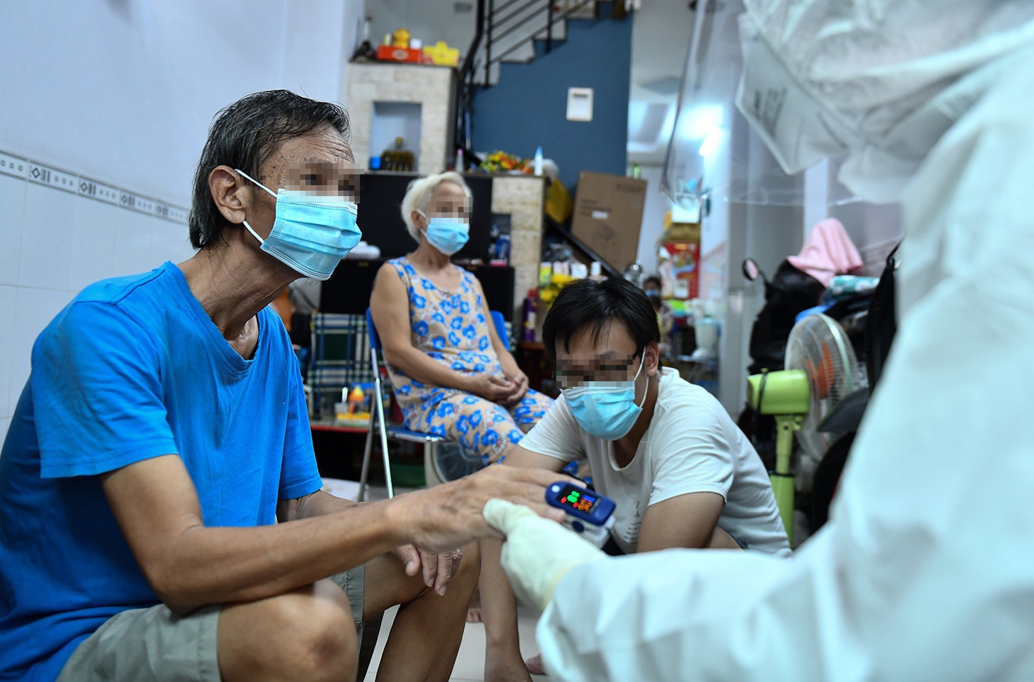 Vi sao benh nhan dung thuoc khang virus Molnupiravir phai ky hop dong? hinh anh