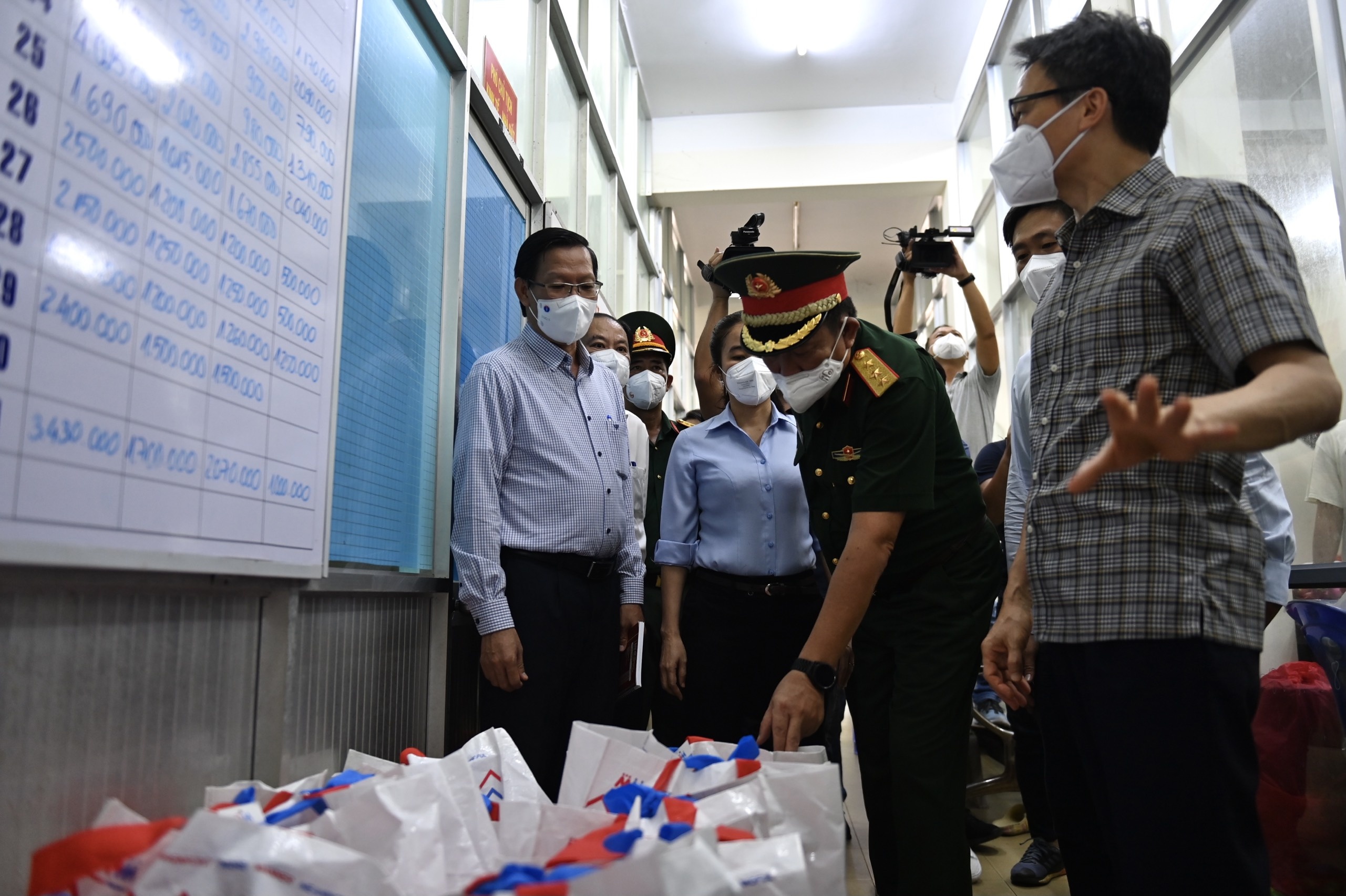 Chu tich UBND TP.HCM Phan Van Mai anh 7