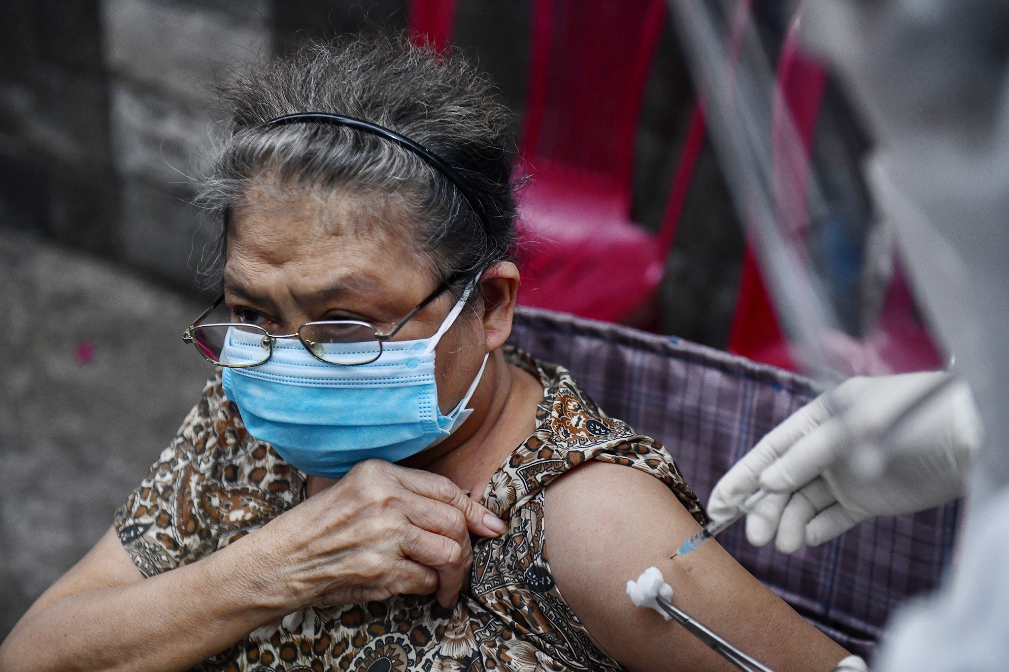 Khan hiem vaccine, Chinh phu can uu tien cho doi tuong rui ro nhat hinh anh