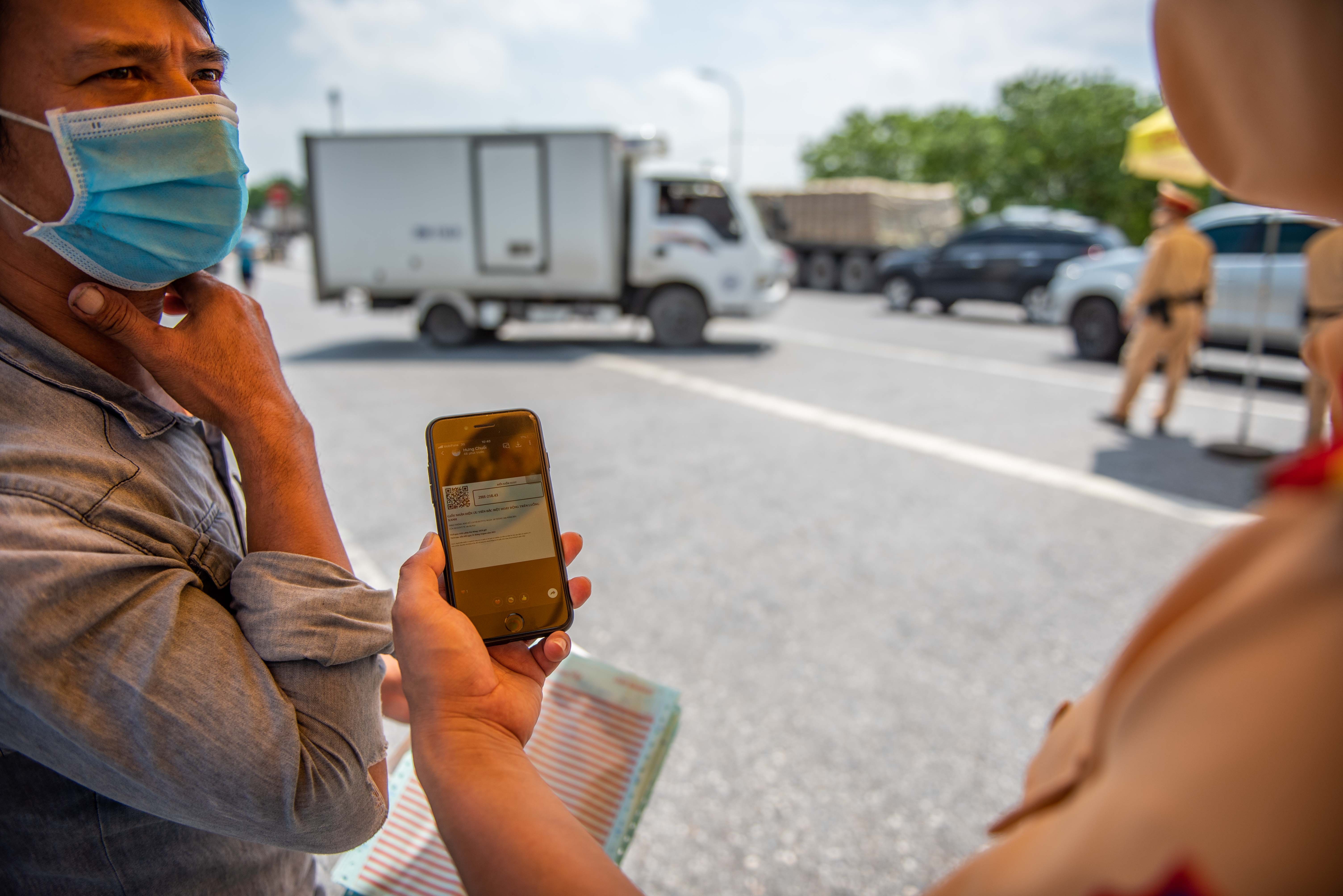 Co tinh trang nup bong xe cuu thuong de dua nguoi roi TP.HCM hinh anh