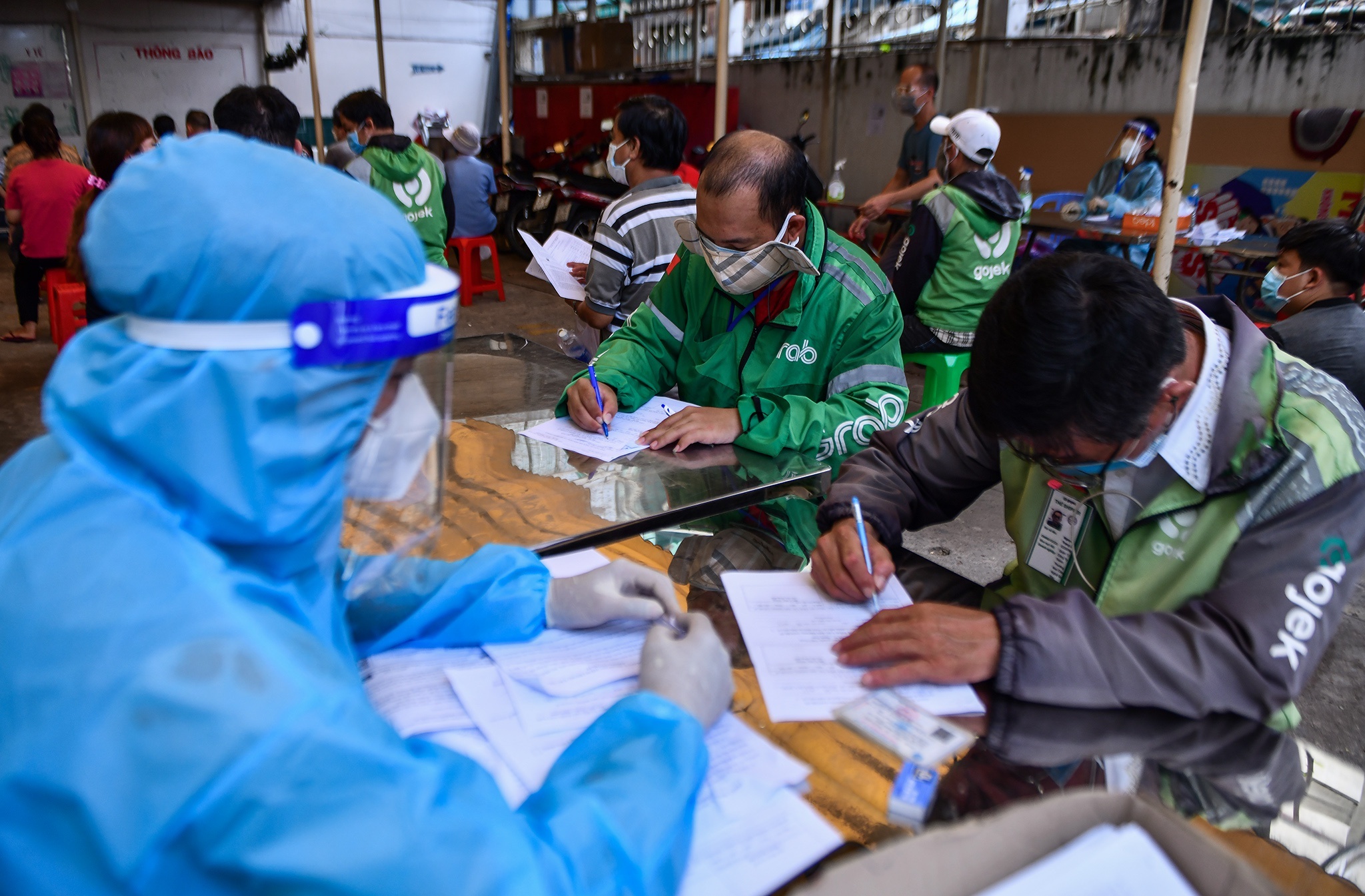 So Y te TP.HCM doc thuc viec nhap du lieu tiem vaccine cho nguoi dan hinh anh