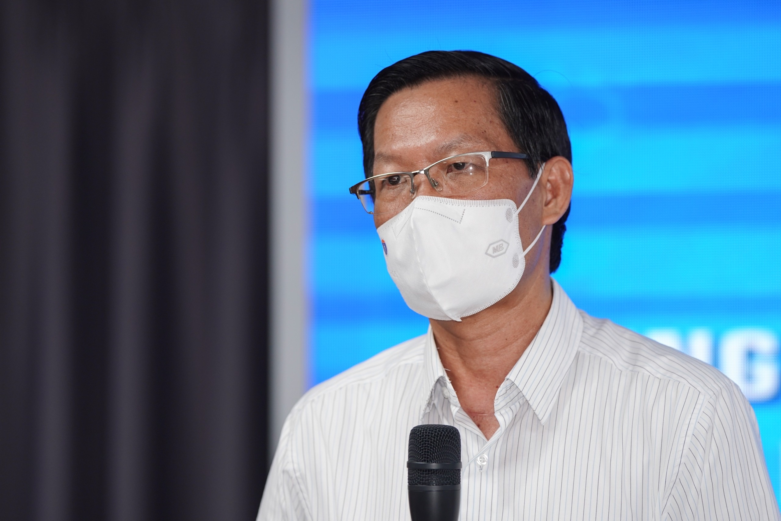 Chu tich TP.HCM ly giai viec keo dai gian cach xa hoi toi cuoi thang 9 hinh anh