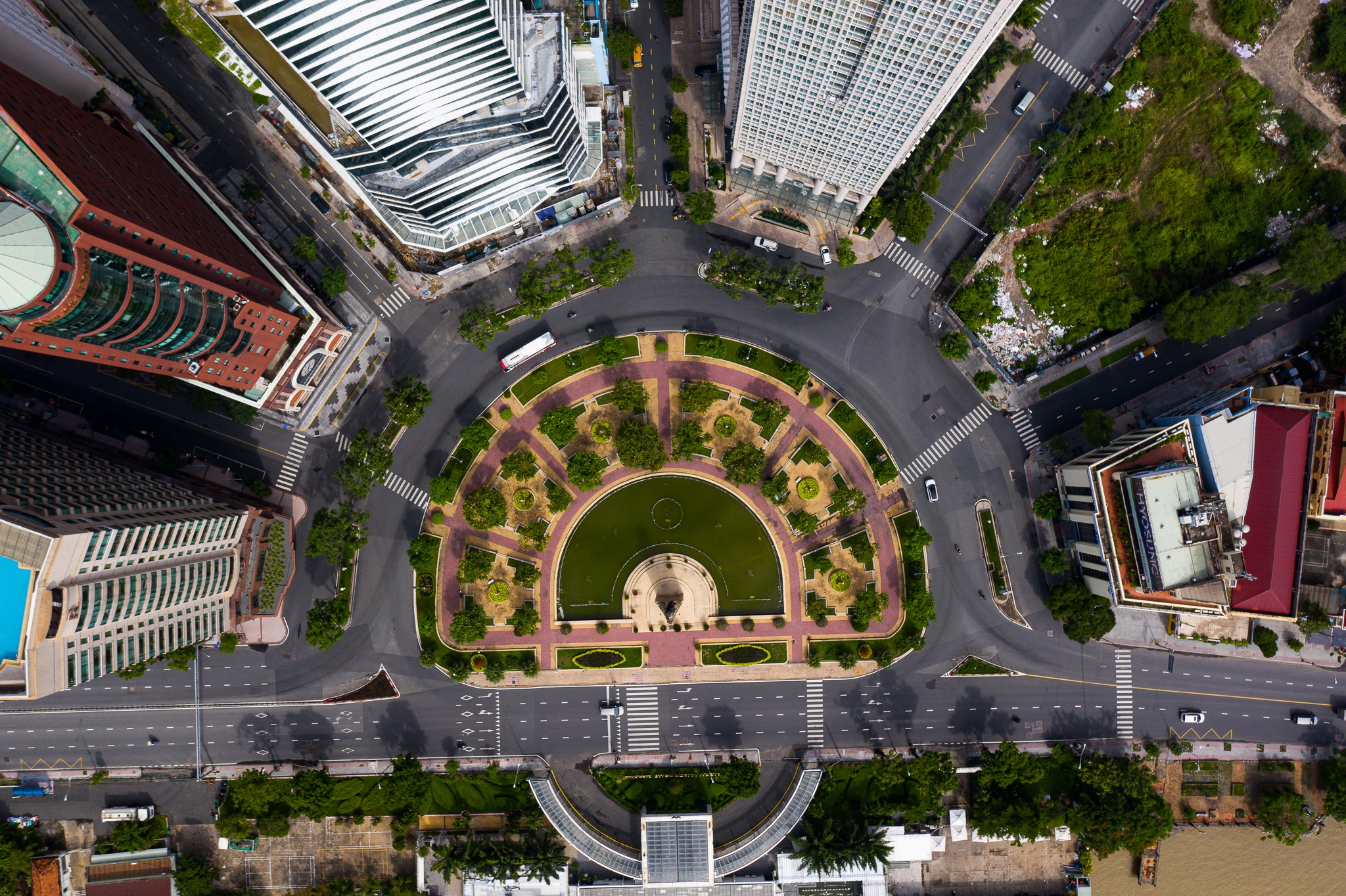 Nhung thay doi trong gian cach xa hoi o TP.HCM tu 16/9 hinh anh