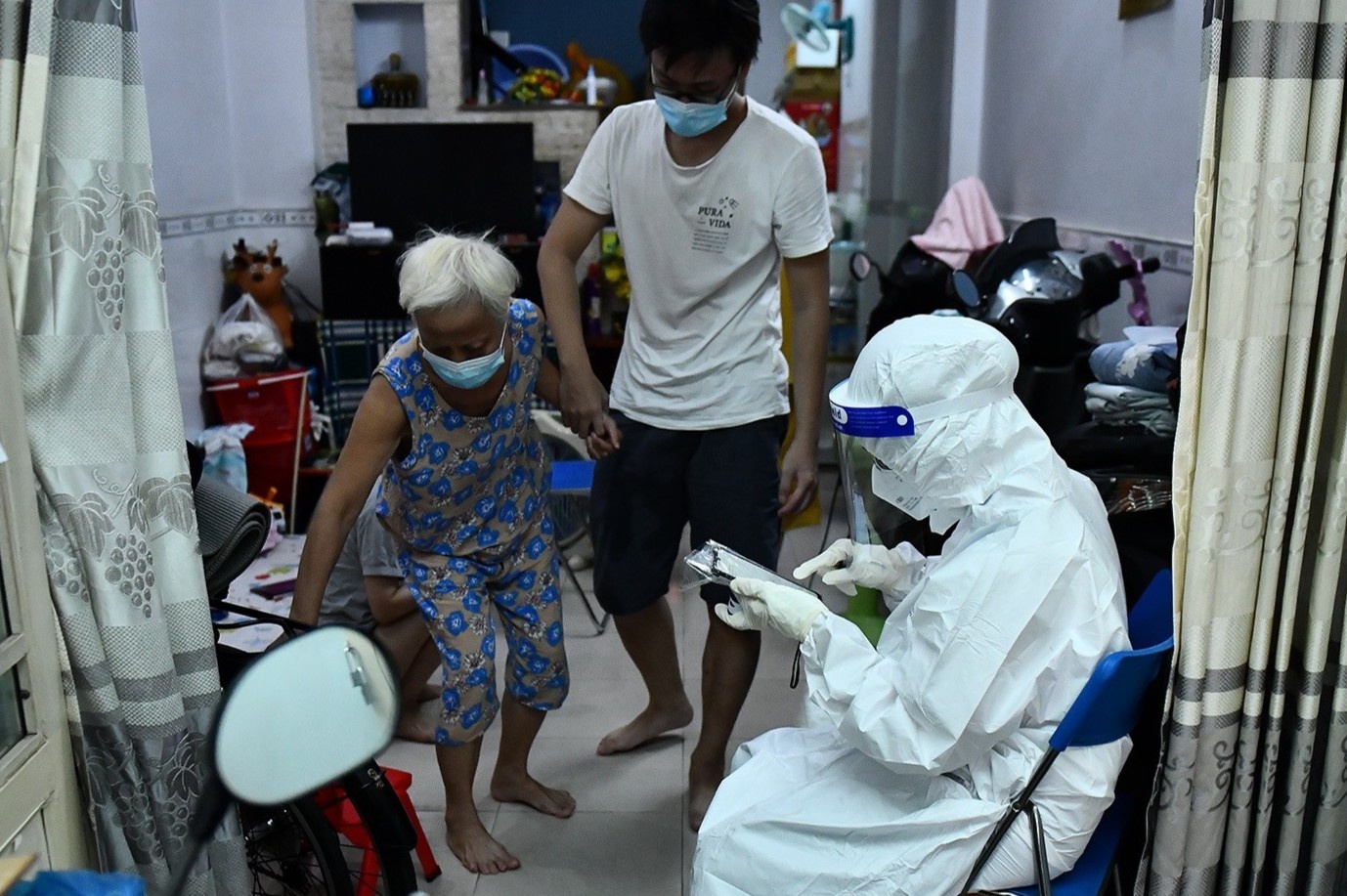 TP.HCM lap to cham soc nguoi mac Covid-19 tai cong dong hinh anh