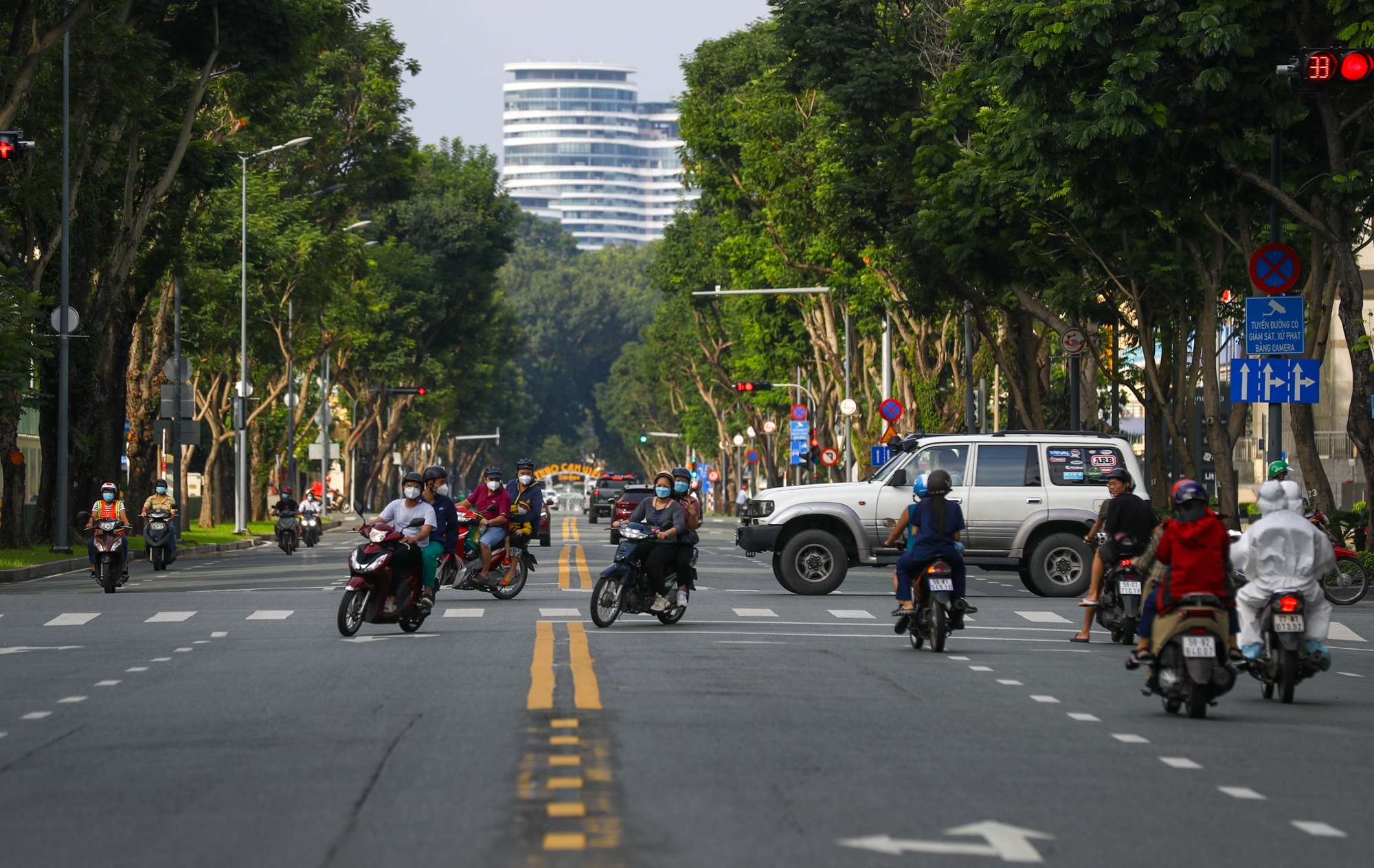 Tu 1/10, nguoi ra duong voi ly do khong chinh dang van bi phat hinh anh