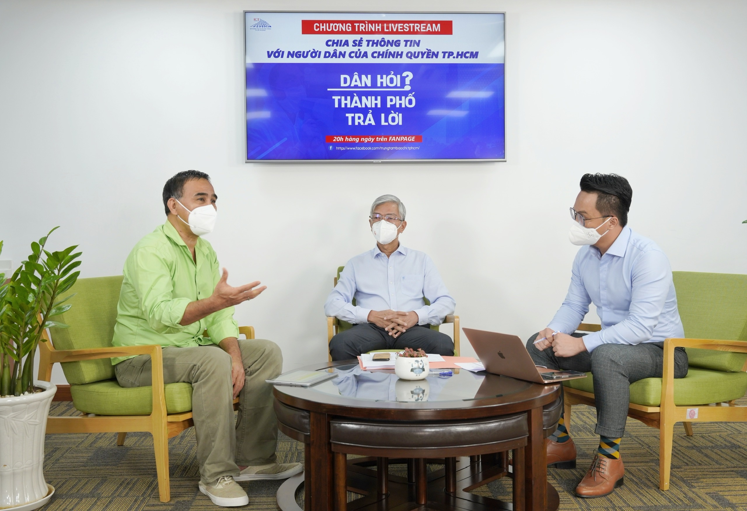 dan hoi thanh pho tra loi anh 3