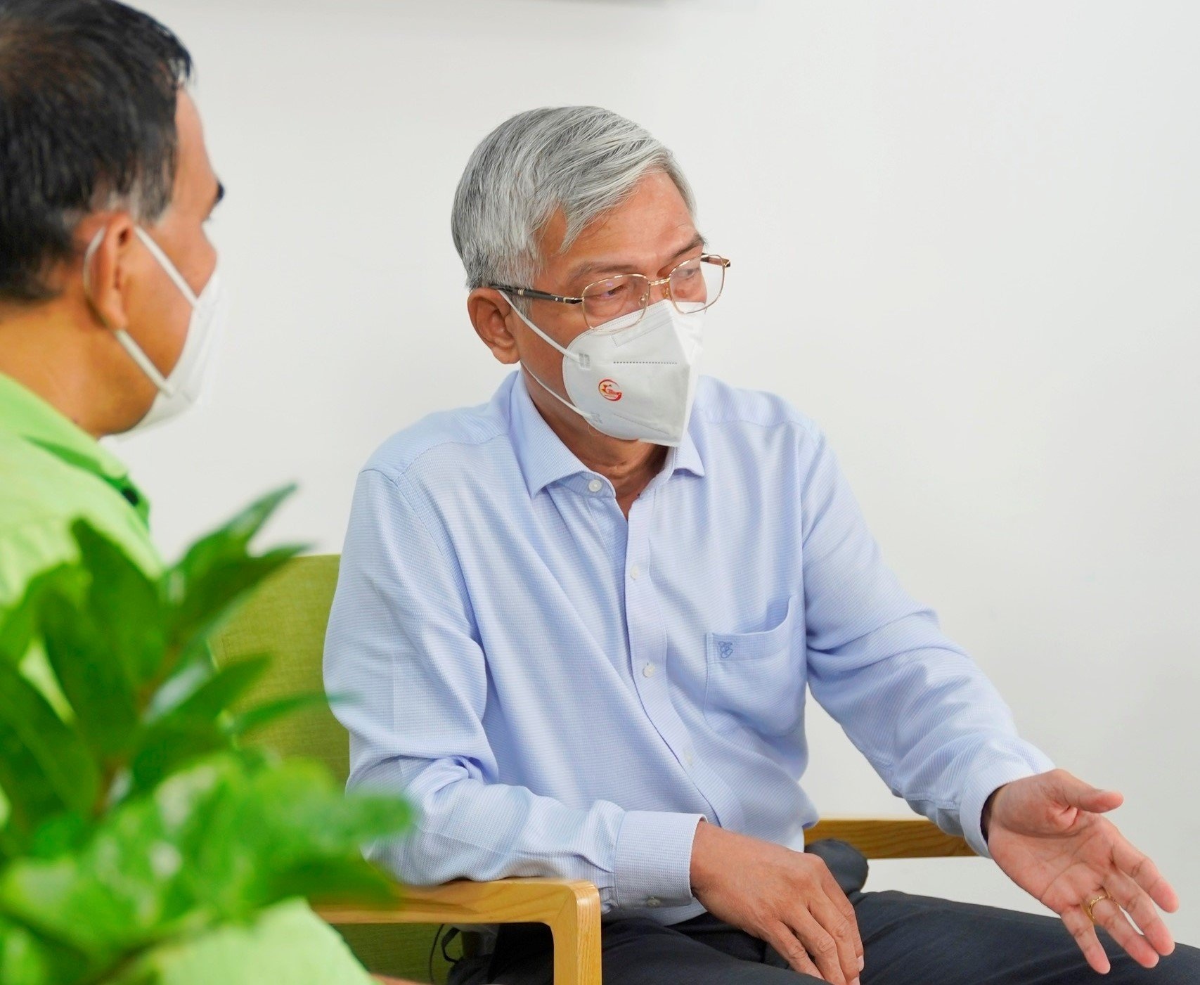 dan hoi thanh pho tra loi anh 1