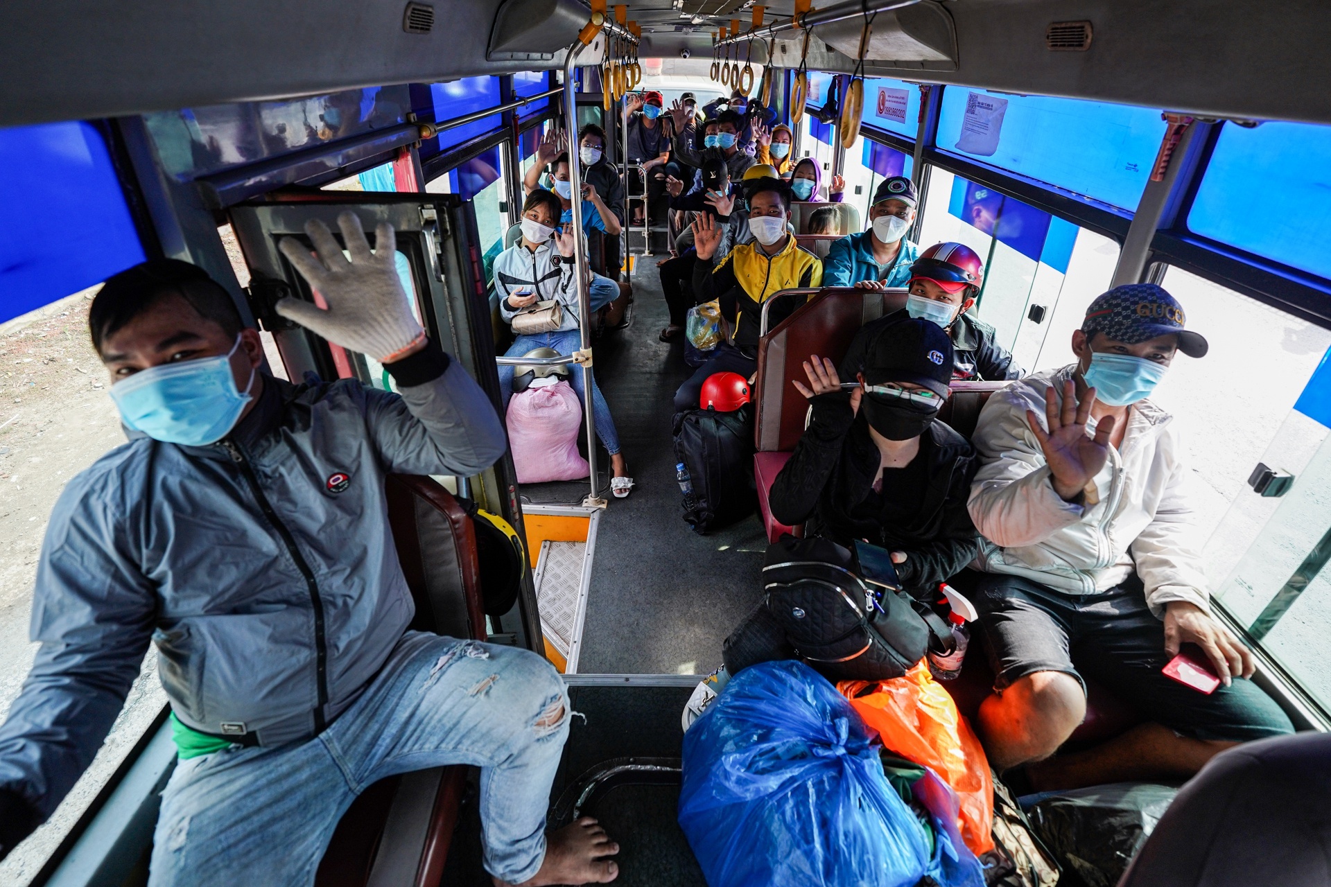 dua nguoi dan TP.HCM ve que anh 3