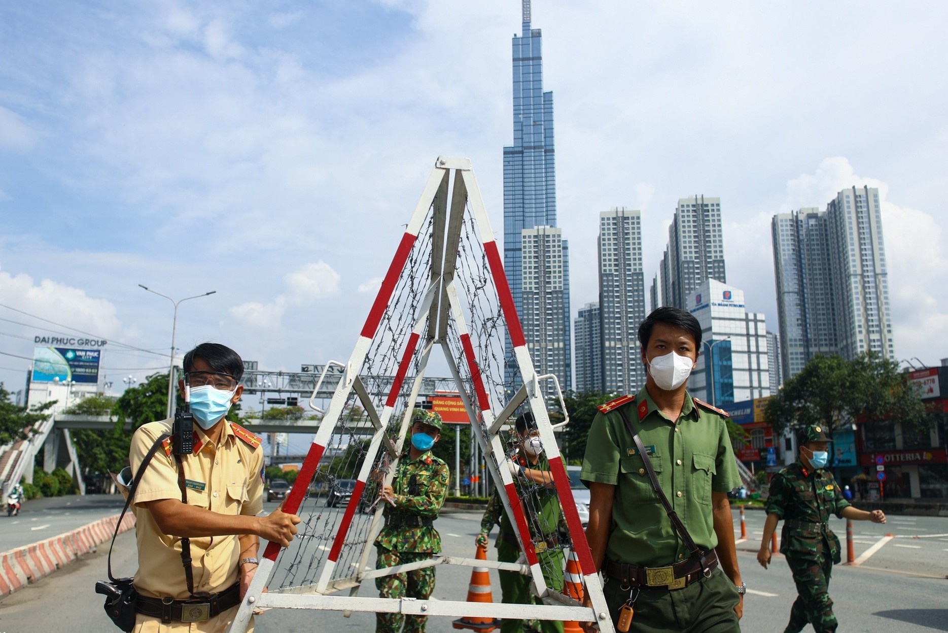 17 quan, huyen o TP.HCM de nghi cong nhan kiem soat duoc dich hinh anh