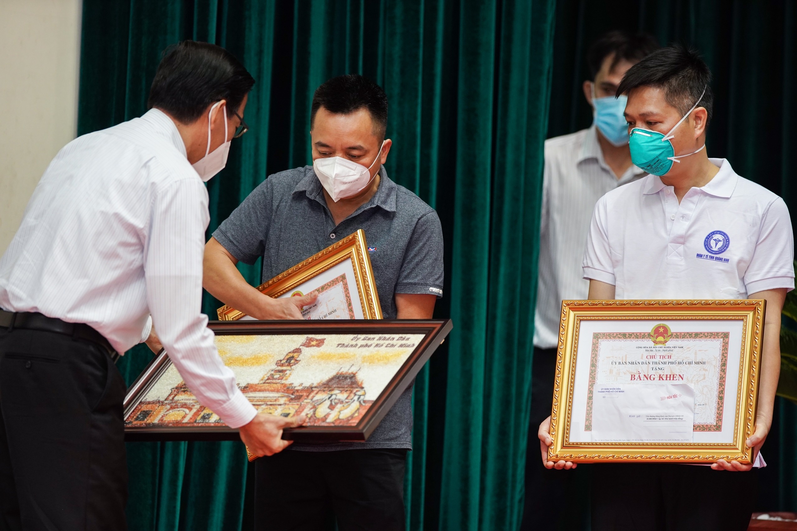 tri an tuyen dau chong dich anh 3