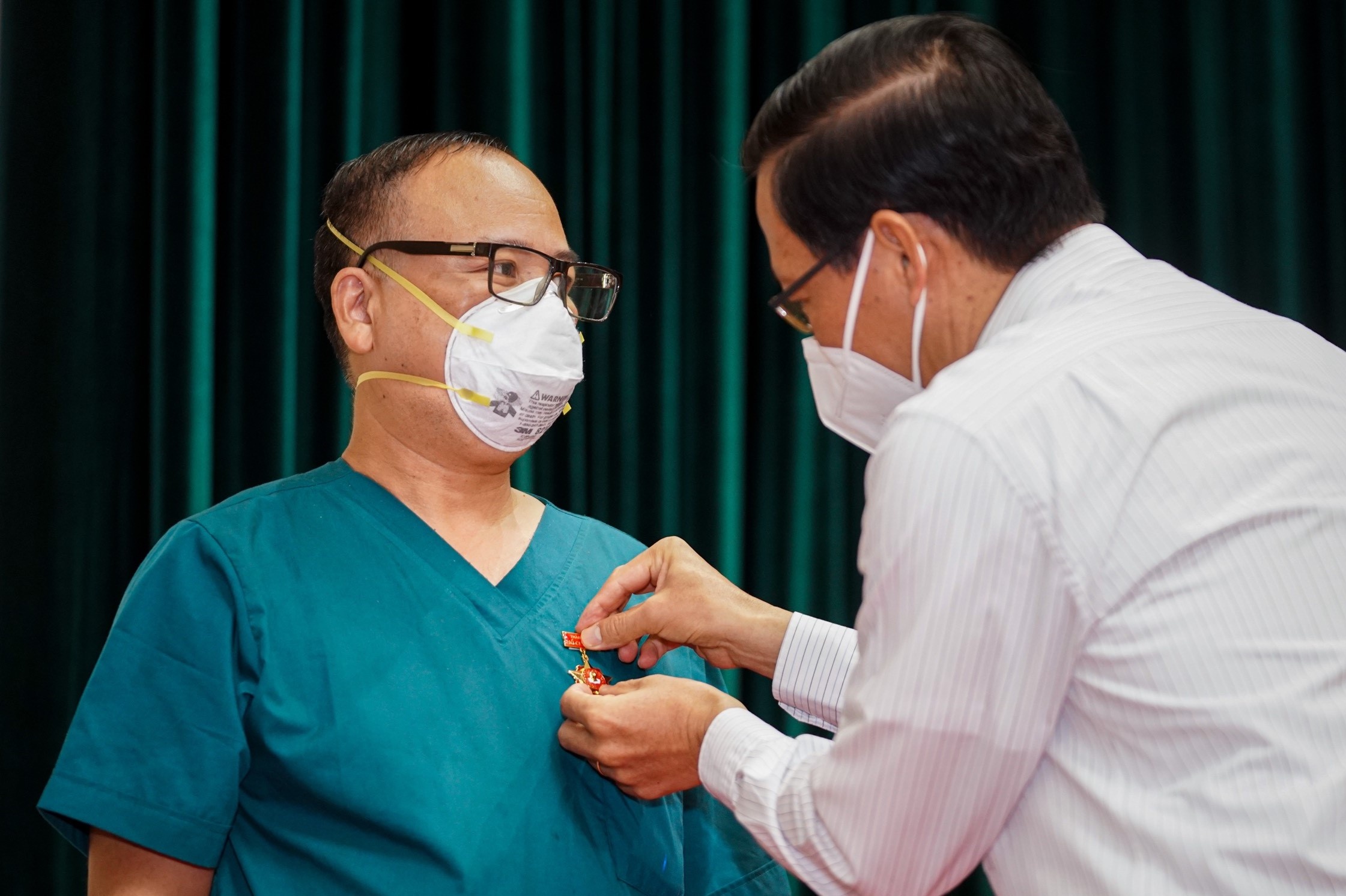 tri an tuyen dau chong dich anh 4