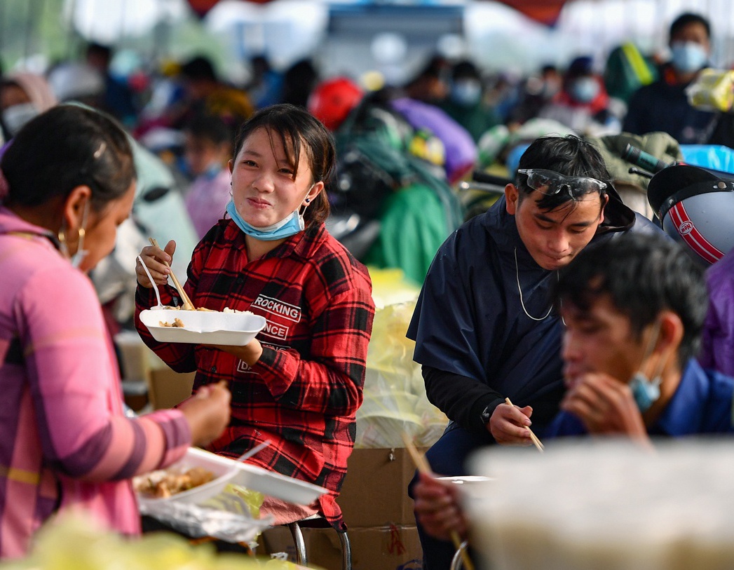 Dai bieu Quoc hoi TP.HCM: Nhieu ba con qua kho khan, chi muon ve que hinh anh