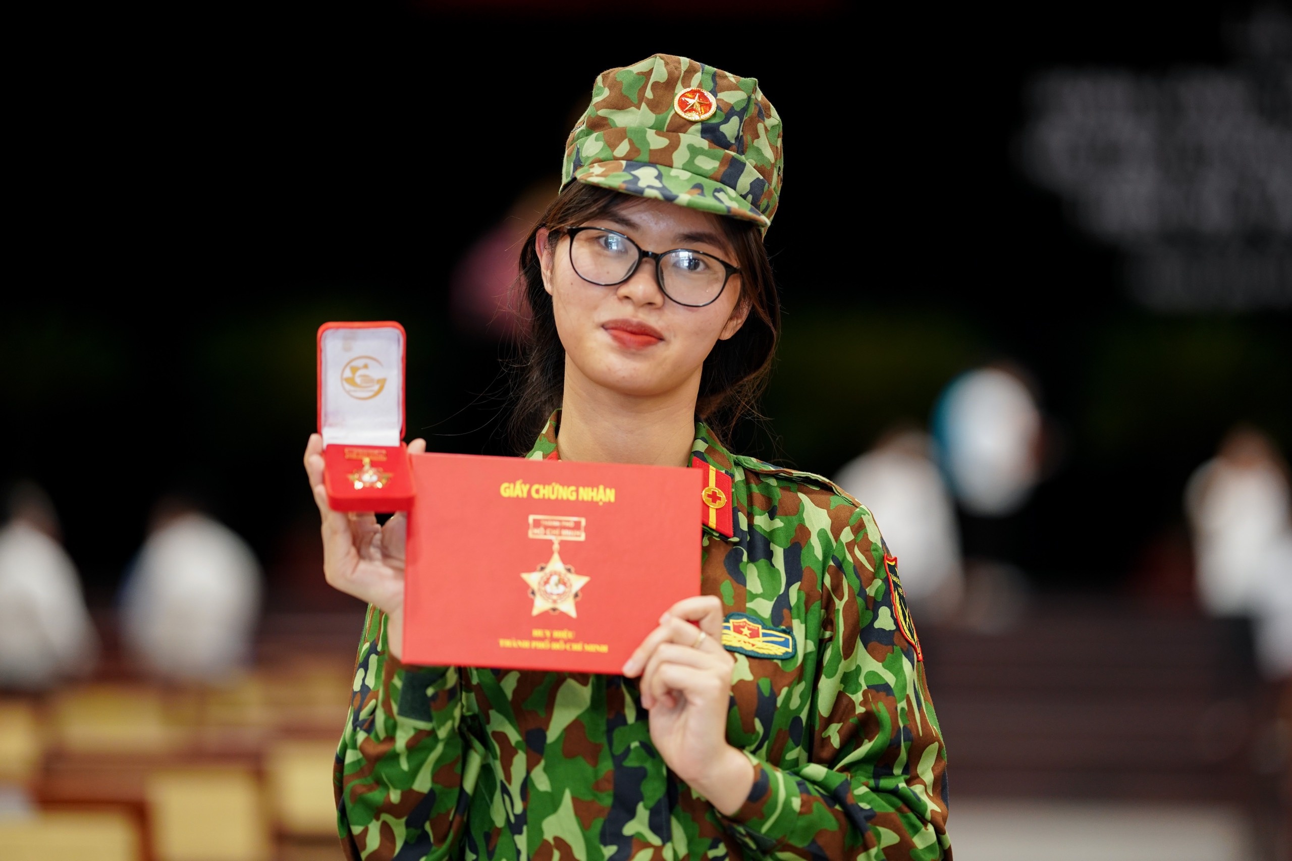 Nu quan y xuc dong khi nhin lai ngay thang chong dich o TP.HCM hinh anh