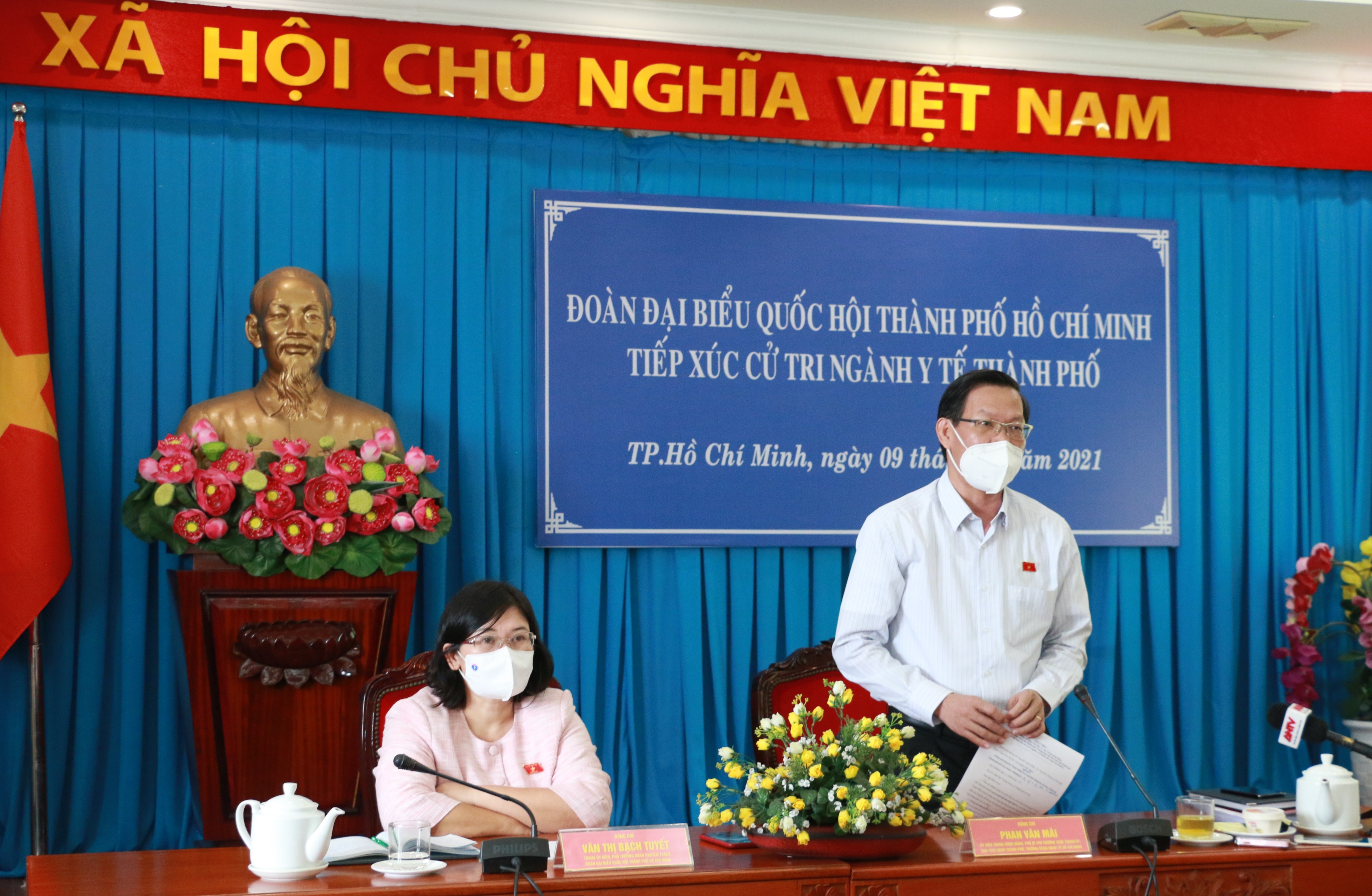 tiep xuc cu tri nganh y te anh 2