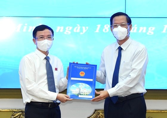 Ong Dang Quoc Toan lam Chanh van phong UBND TP.HCM hinh anh