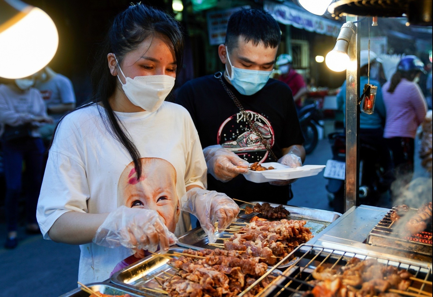 De xuat TP.HCM cho hang quan an uong phuc vu tai cho den 21h hinh anh