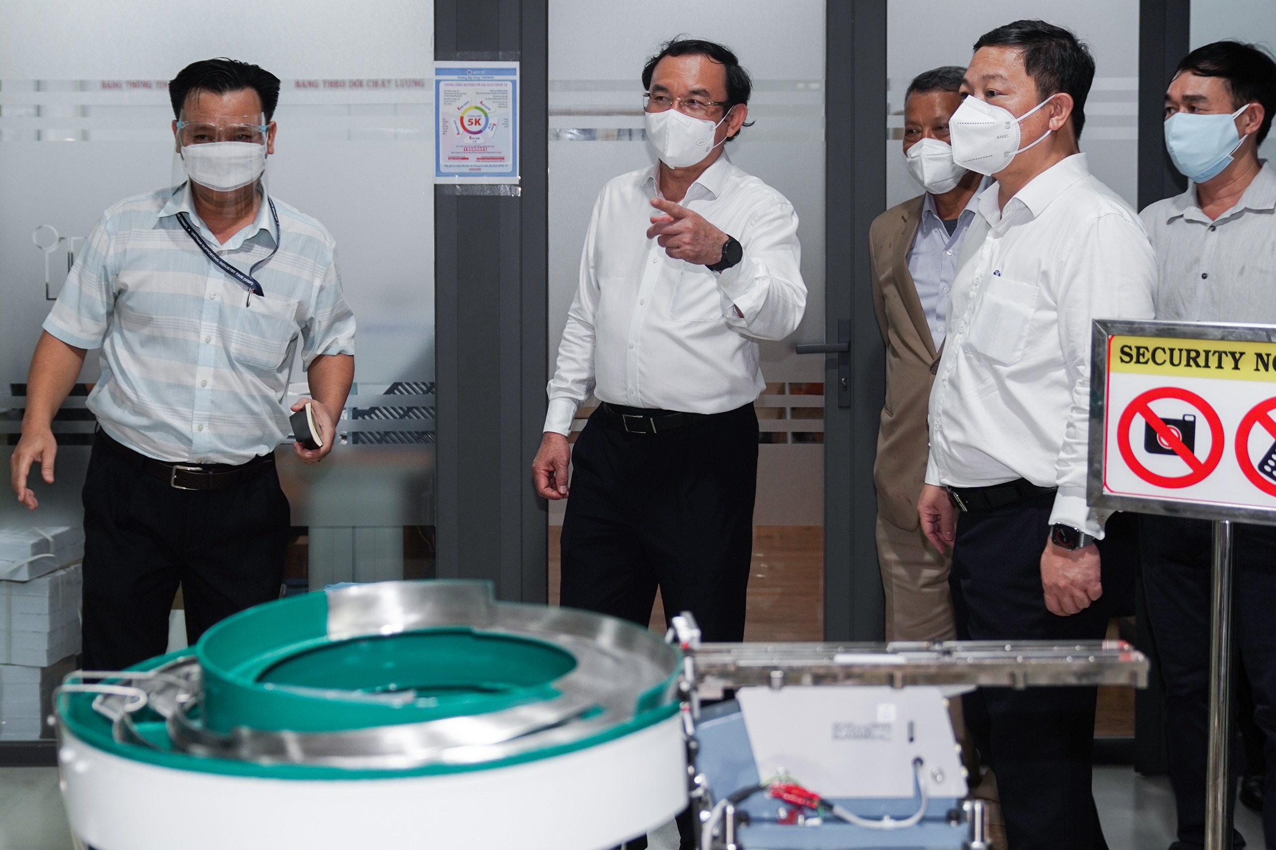 Bi thu TP.HCM giam sat KCN,  KCX anh 1