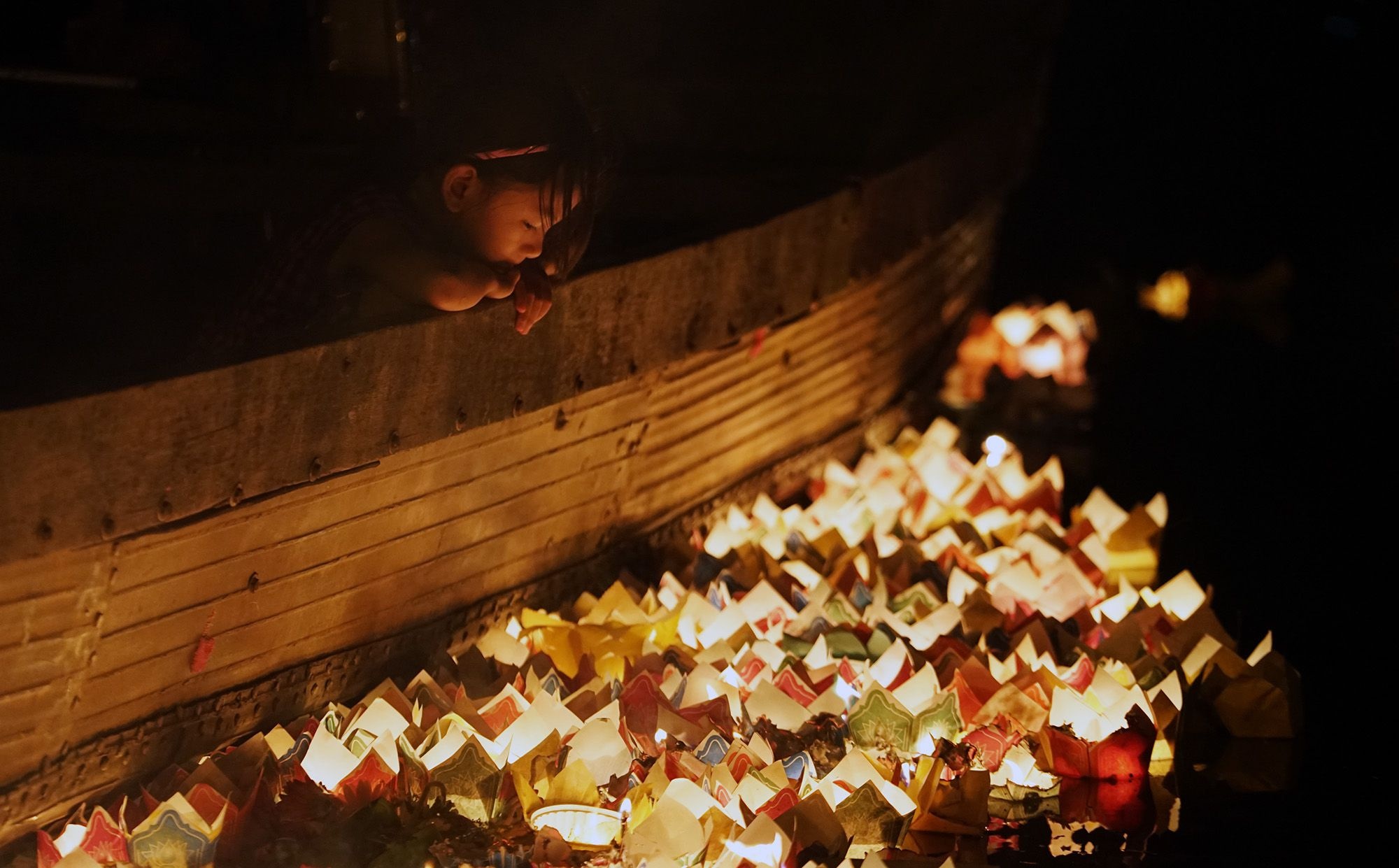 Tau, thuyen o TP.HCM keo coi toi 19/11 tuong nho nguoi mat do Covid-19 hinh anh