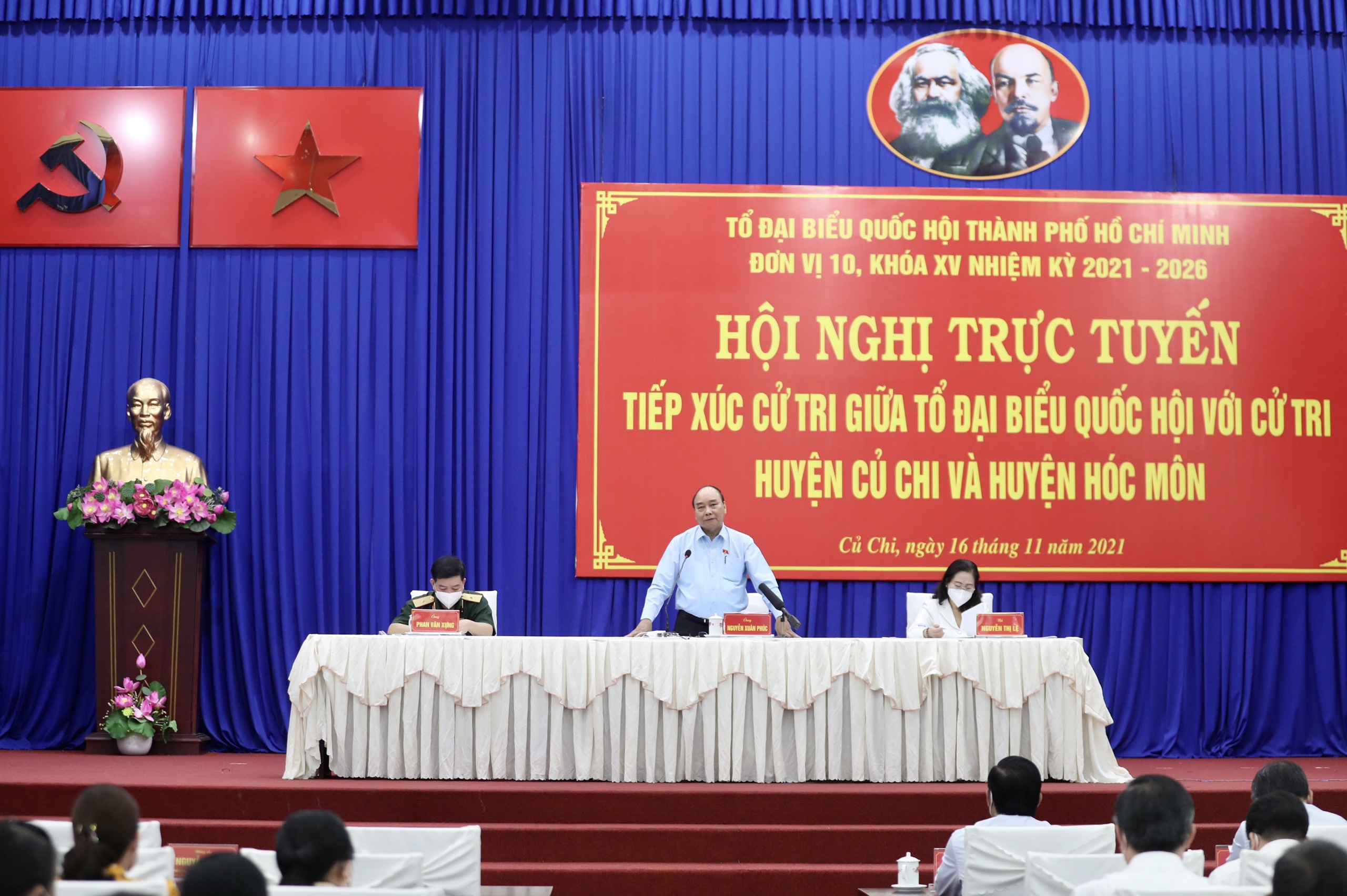 Chu tich nuoc tiep xuc cu tri anh 2