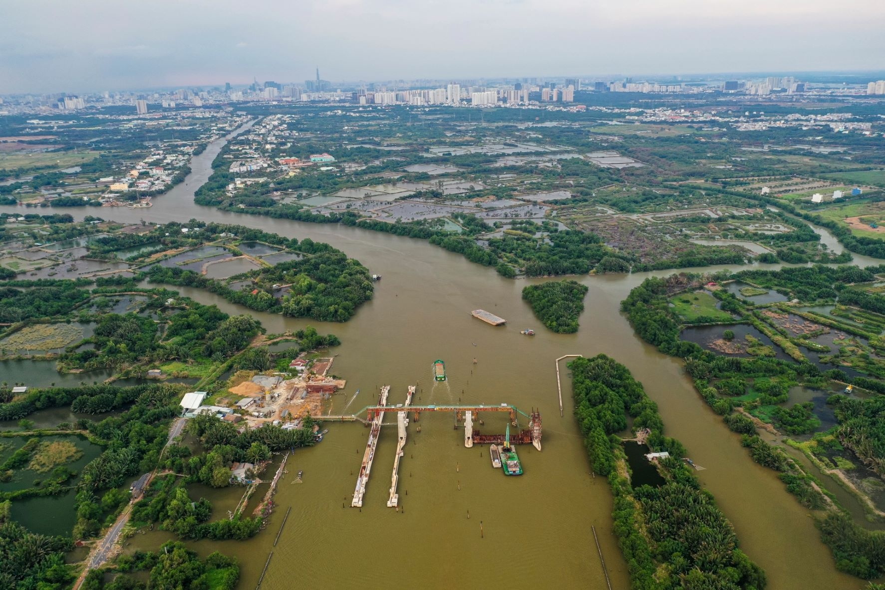 Vi sao TP.HCM de nghi giam gan 6.000 ty dong von dau tu cong nam 2021? hinh anh