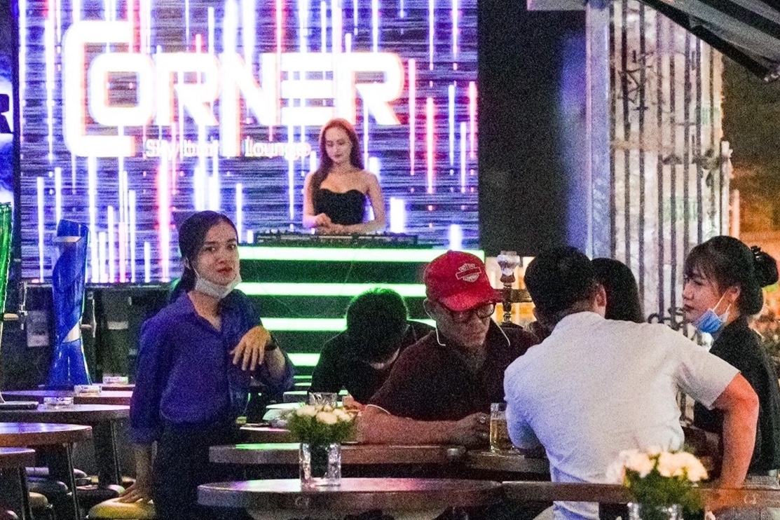 TP.HCM cho phep mo lai quan bar, karaoke tu 10/1 hinh anh