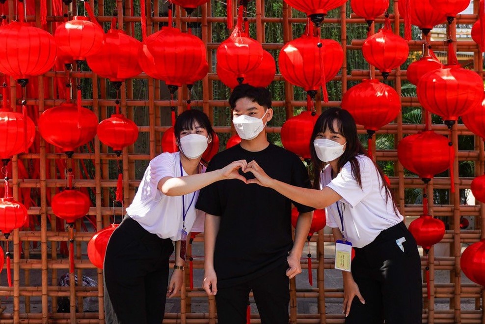 Khong duoc thao khau trang khi chup anh o duong hoa TP.HCM hinh anh