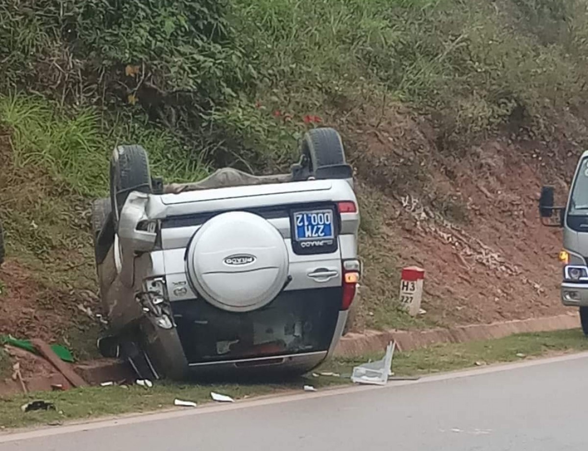 Oto cuu thuong va cham voi xe may, 2 nguoi bi thuong hinh anh