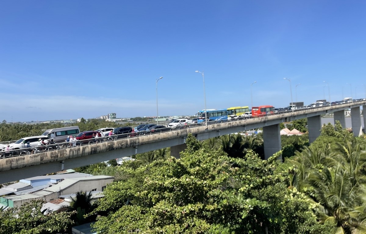 Cau Rach Mieu ket xe nghiem trong hinh anh