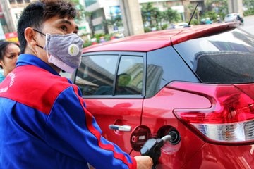 4 cua hang tai TP.HCM het xang, chi con ban dau hinh anh